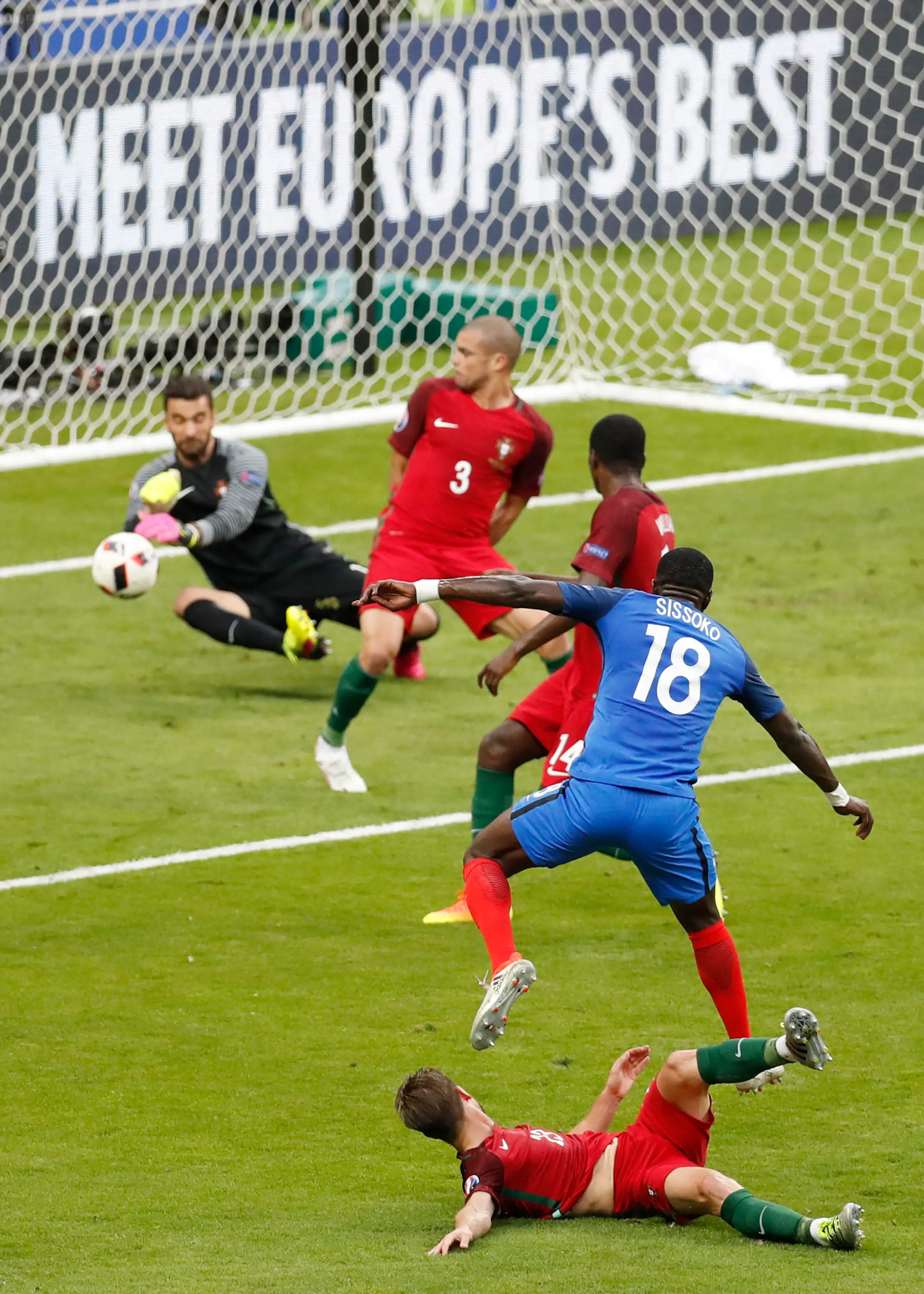 Francúz Moussa Sissoko (v modrom) páli na portugalskú bránku vo finále ME.