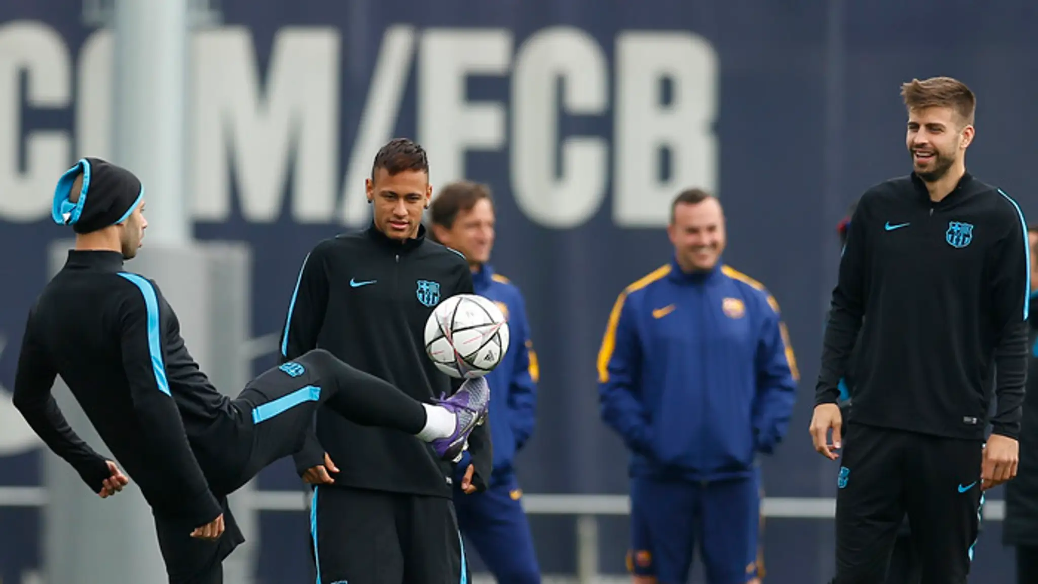 Hráči FC Barcelona na tréningu pred odvetou LM - Javier Mascherano, Neymar a Gerard Piqué.