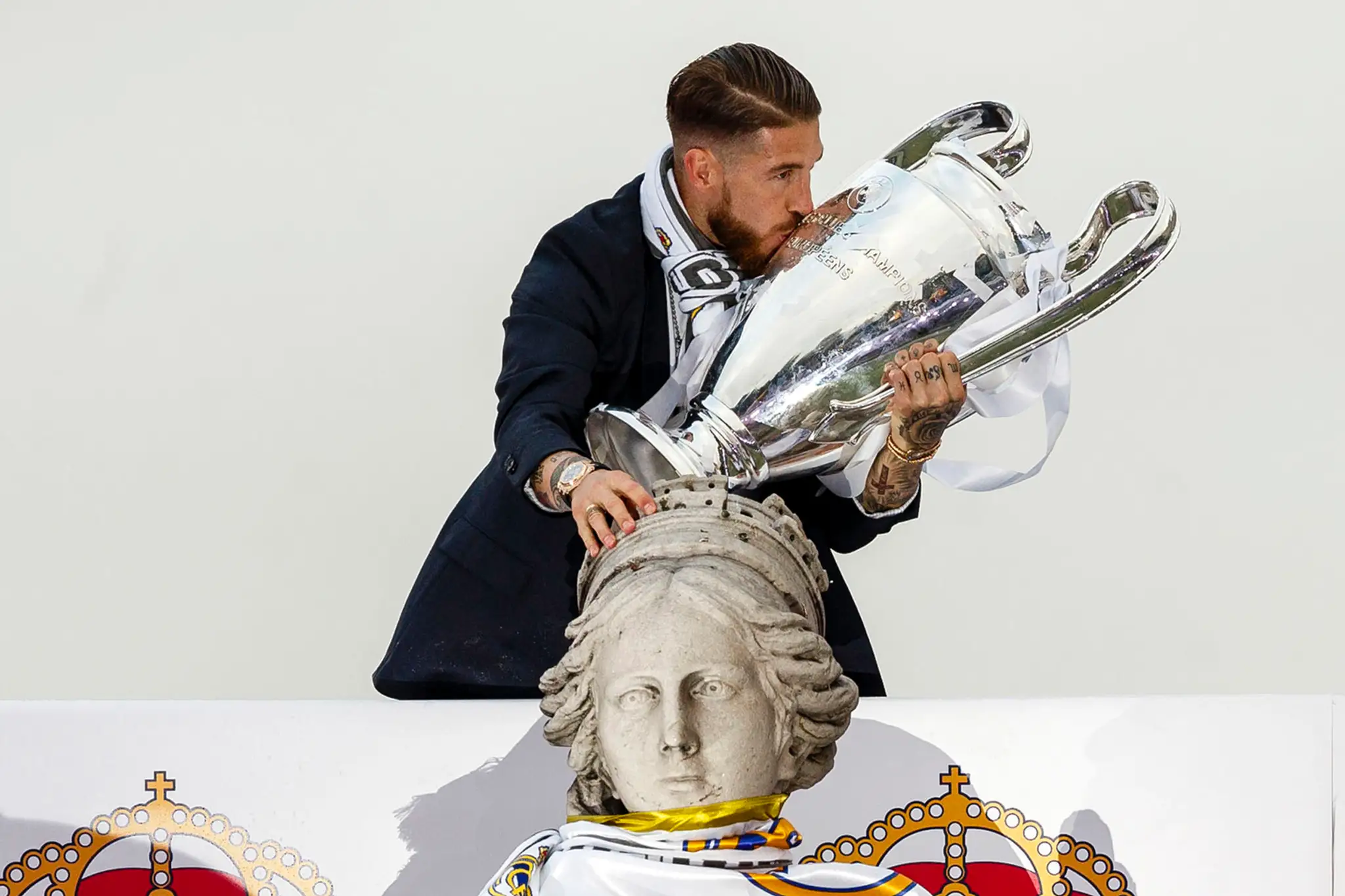 Kapitán Realu Madrid Sergio Ramos bozkáva trofej pre víťaza Ligy majstrov na madridskom námestí Cibeles.