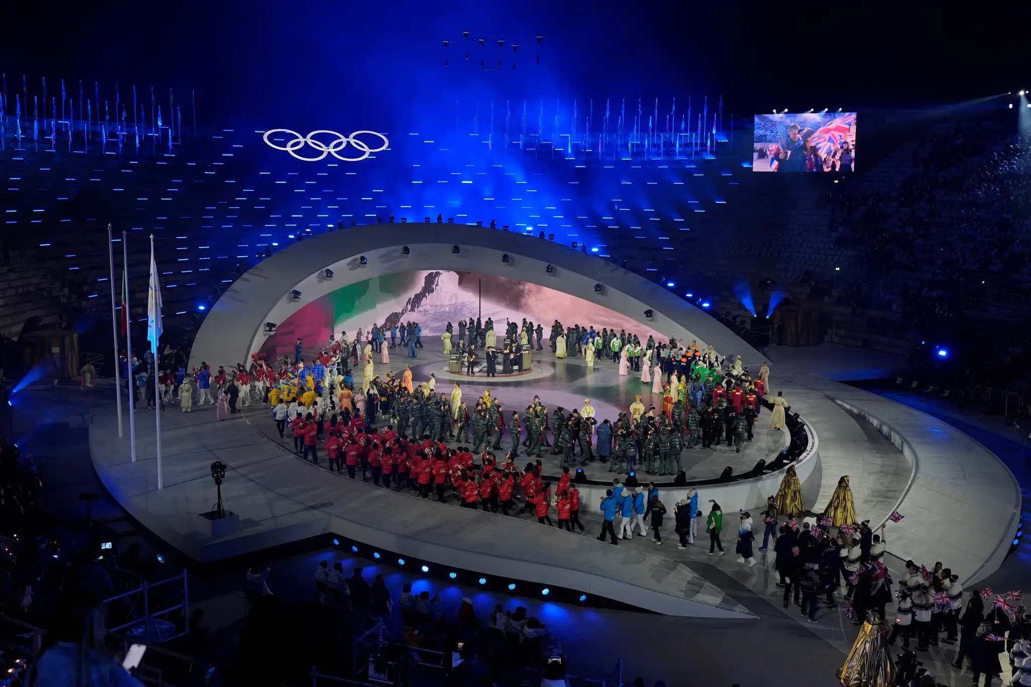 Na snímke športovci prichádzajú počas záverečného ceremoniálu.
