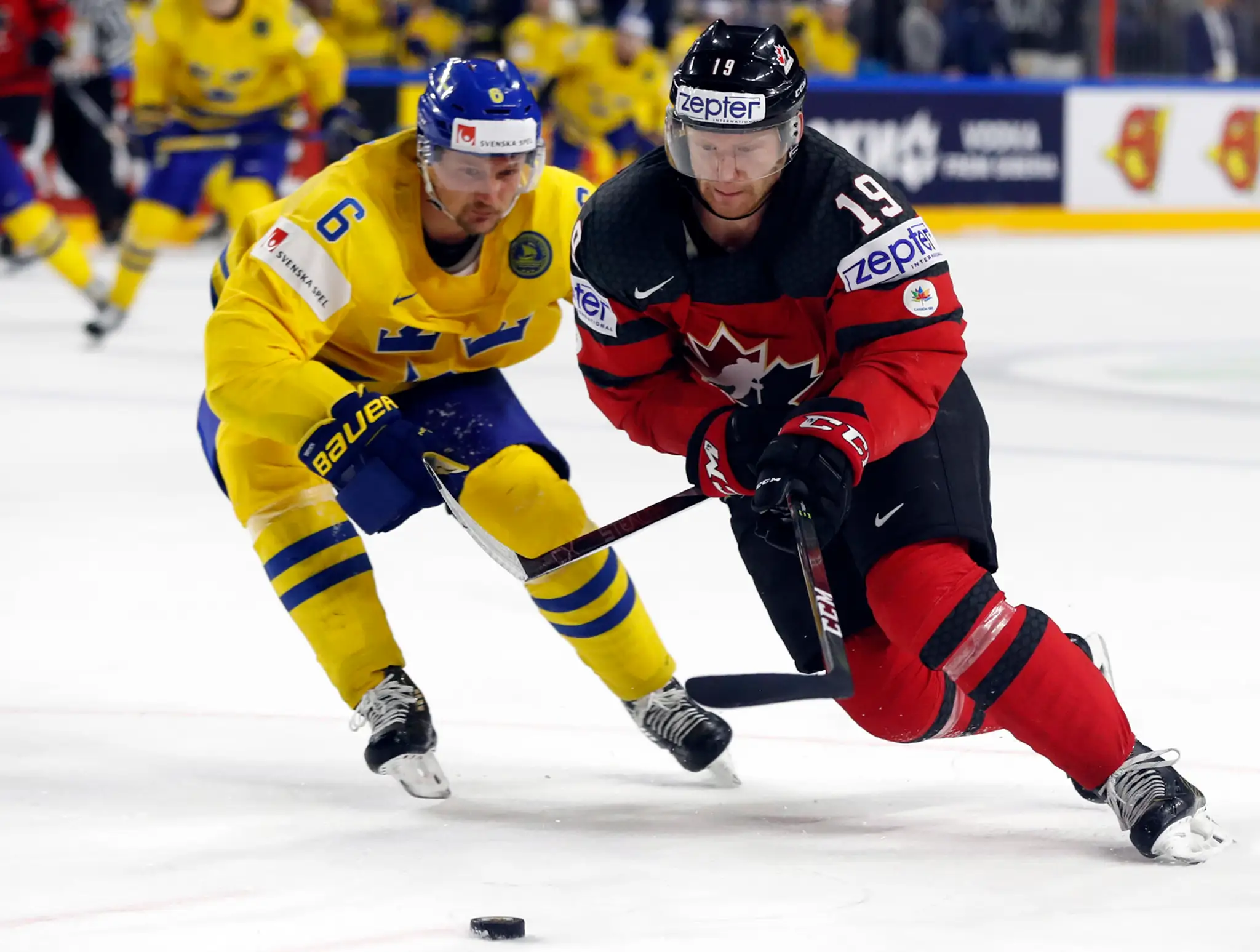 Anton Stralman (Švédsko) v súboji o puk s Mikeom Mathesonom (Kanada).