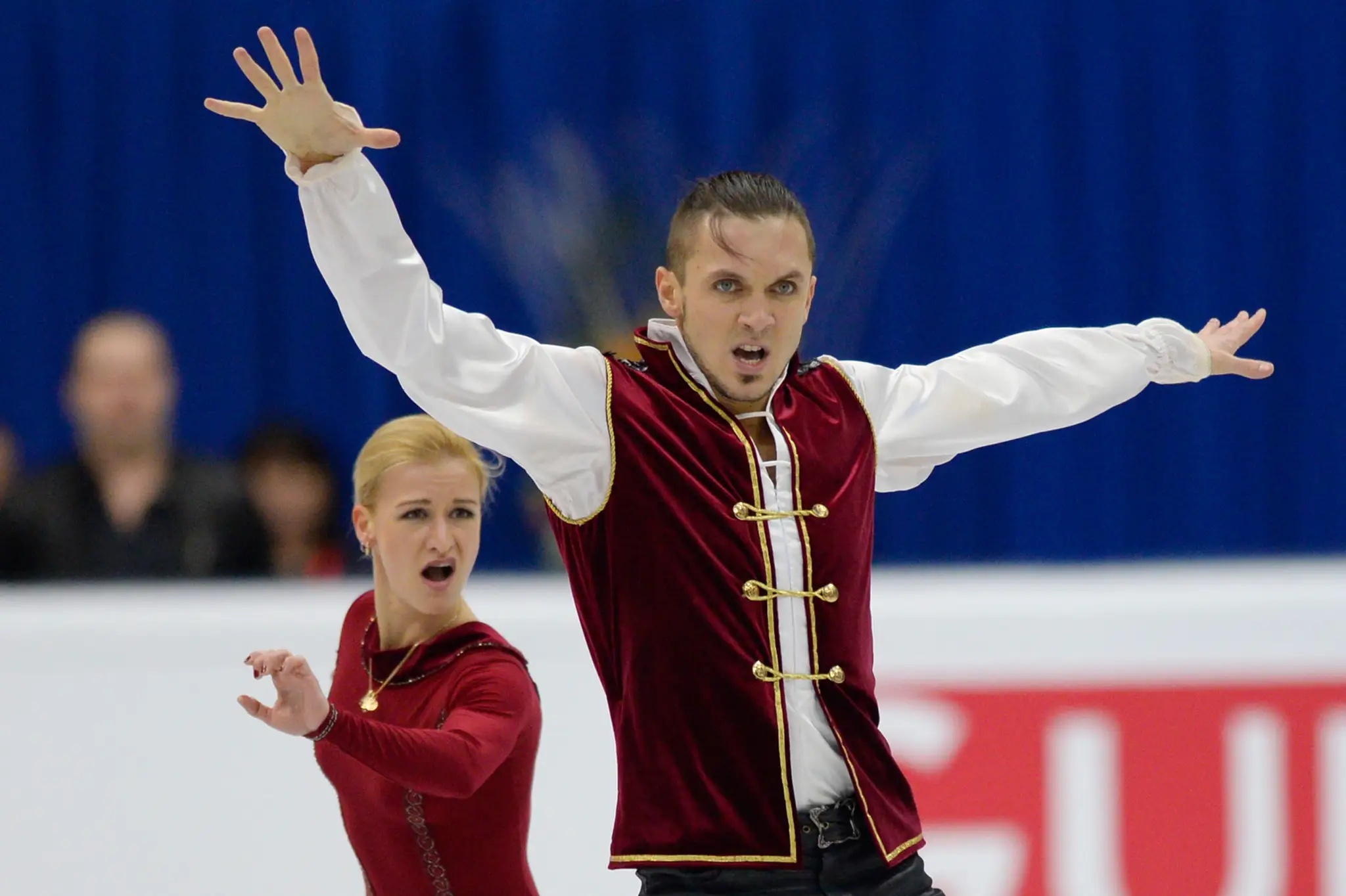 Tatiana Volosožarová a Maxim Traňkov z Ruska počas voľnej jazdy v súťaži športových dvojíc na ME.
