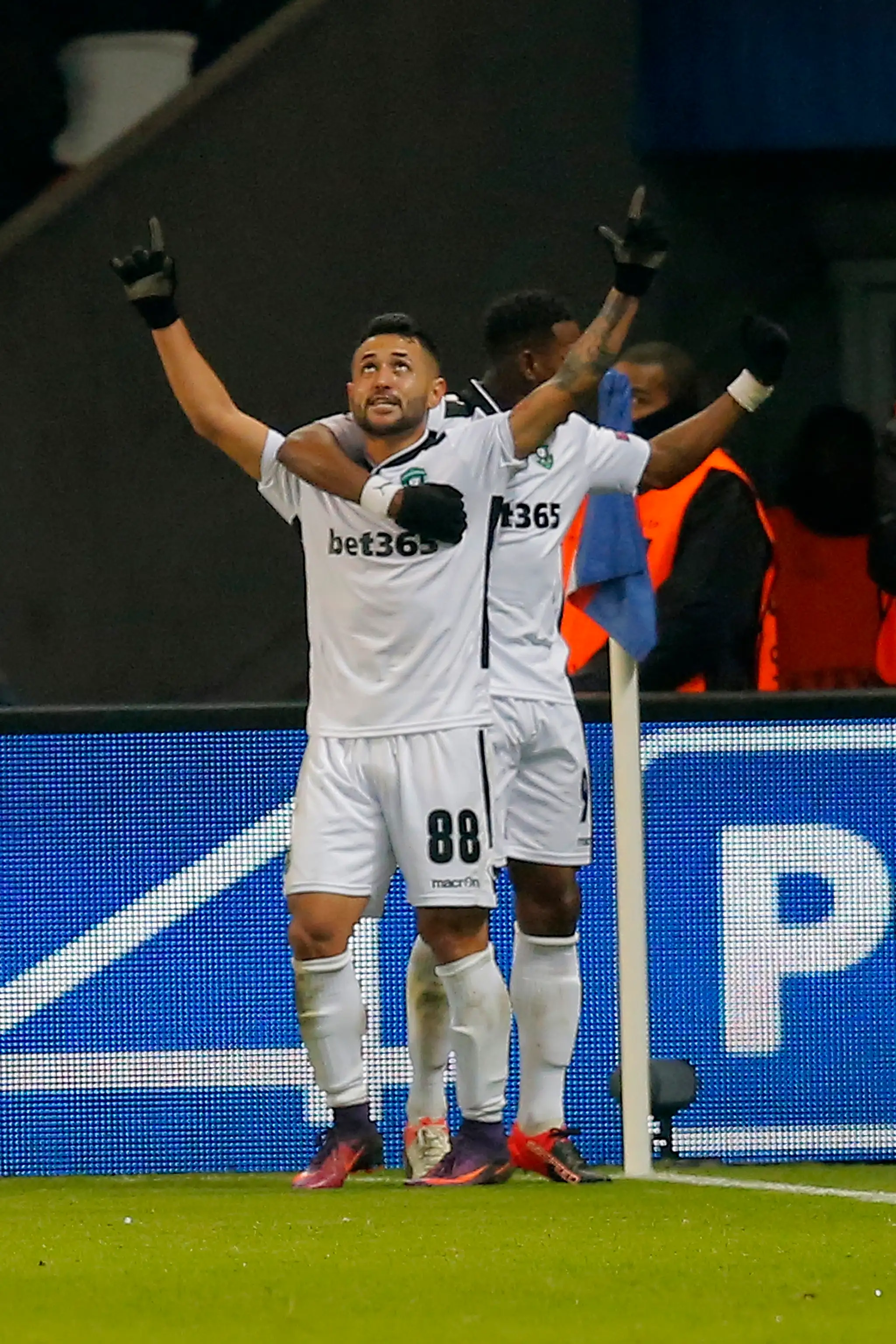 Wanderson z Ludogorcu Razgrad (v popredí) oslavuje gól v dueli LM na trávniku PSG.
