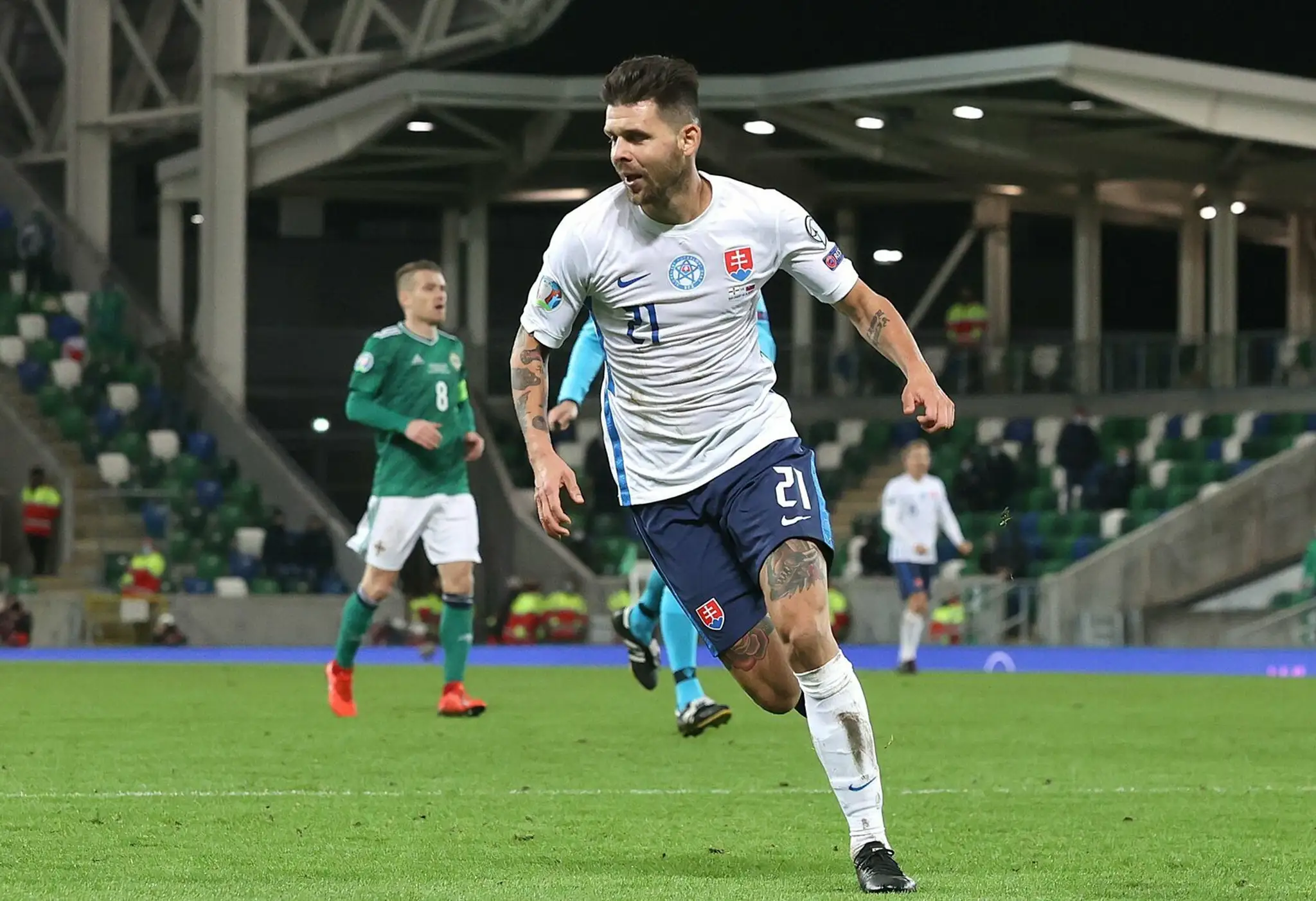 Slovenskí reprezentanti oslavujú gól v predĺžení finále baráže EURO 2020 v Severnom Írsku.