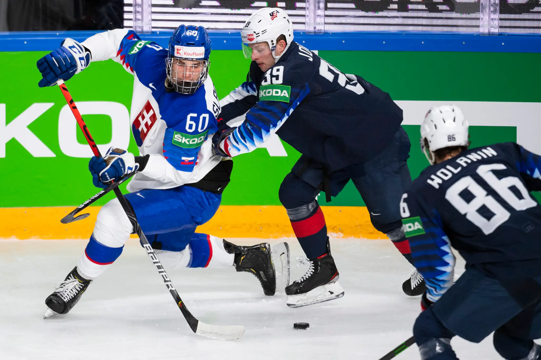 Američan Conor Garland strieľa tretí gól USA vo štvrťfinále MS 2021 proti Slovensku.