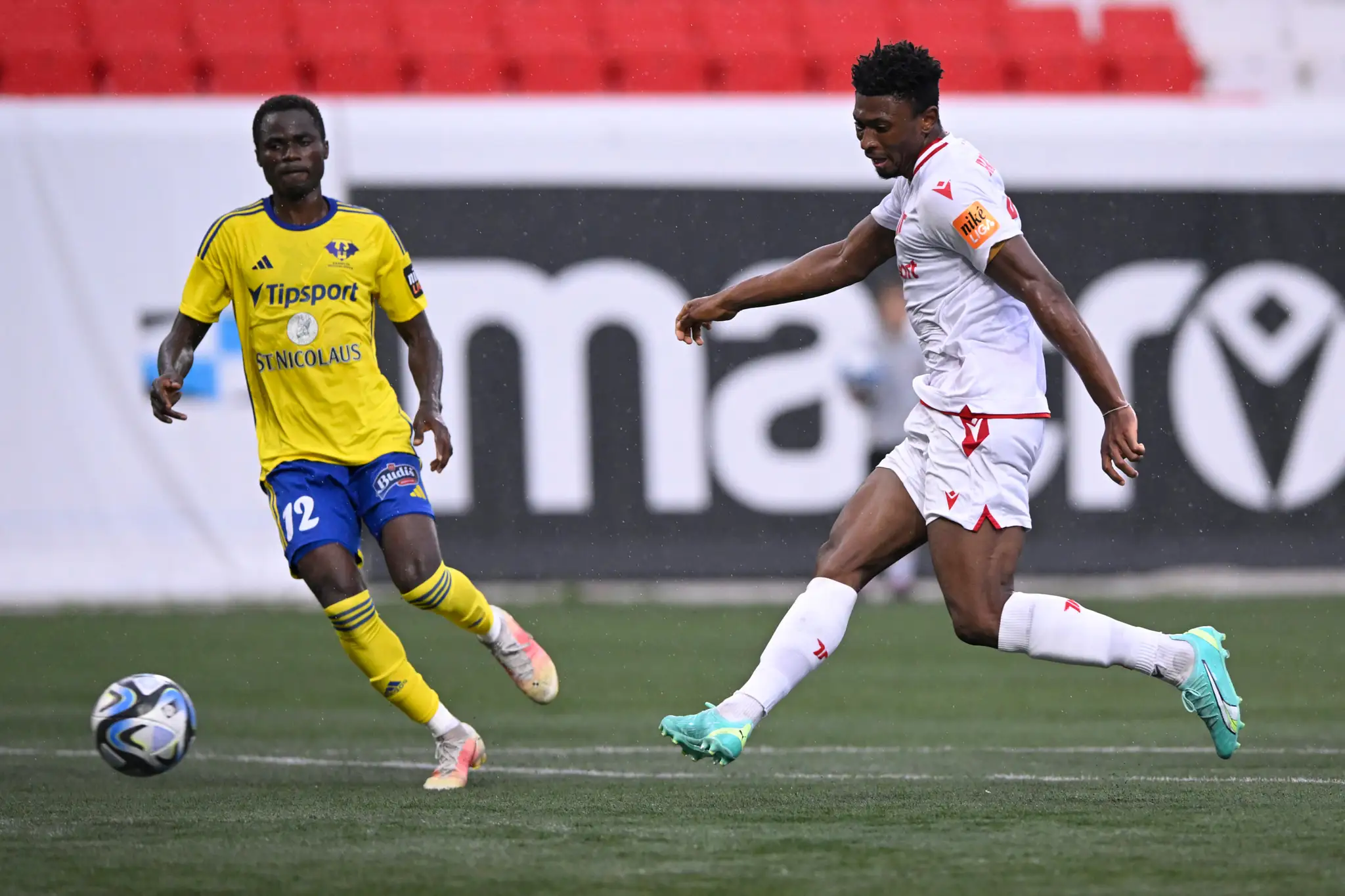 Sprava Rahib Ibrahim (AS Trenčín) strieľa gól, prizerá sa Henry Bahi (Michalovce) v zápase 2. kola Niké ligy.