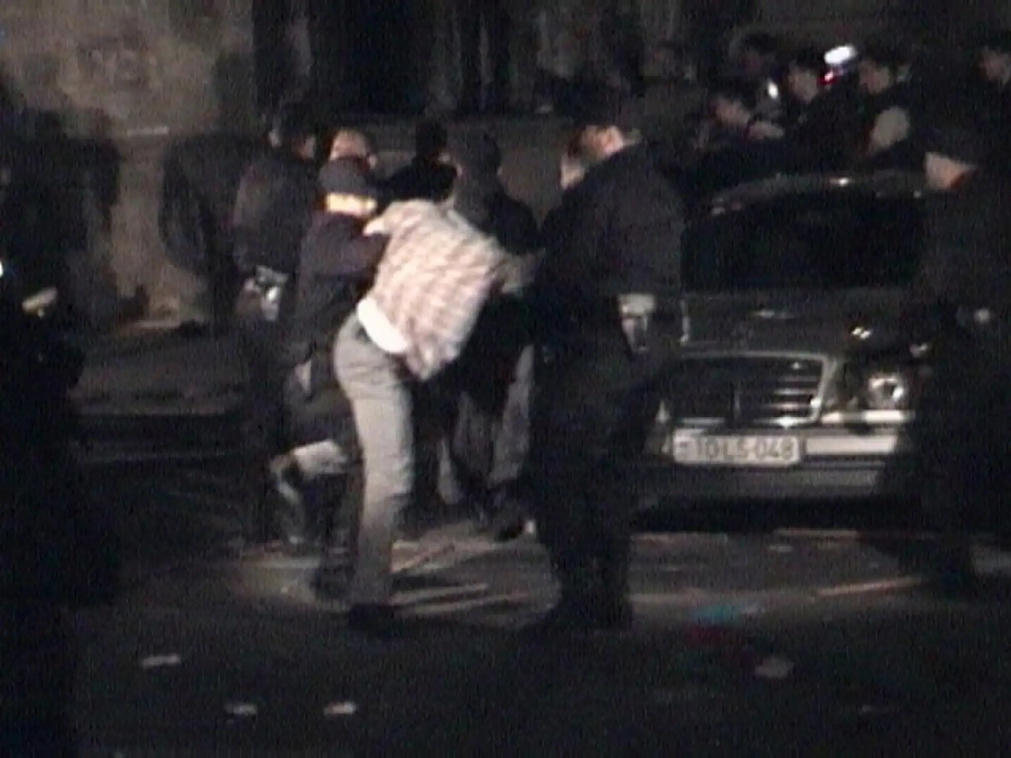 Azerbajdžanský vojak v ulici Baku počas prezidentských volieb.