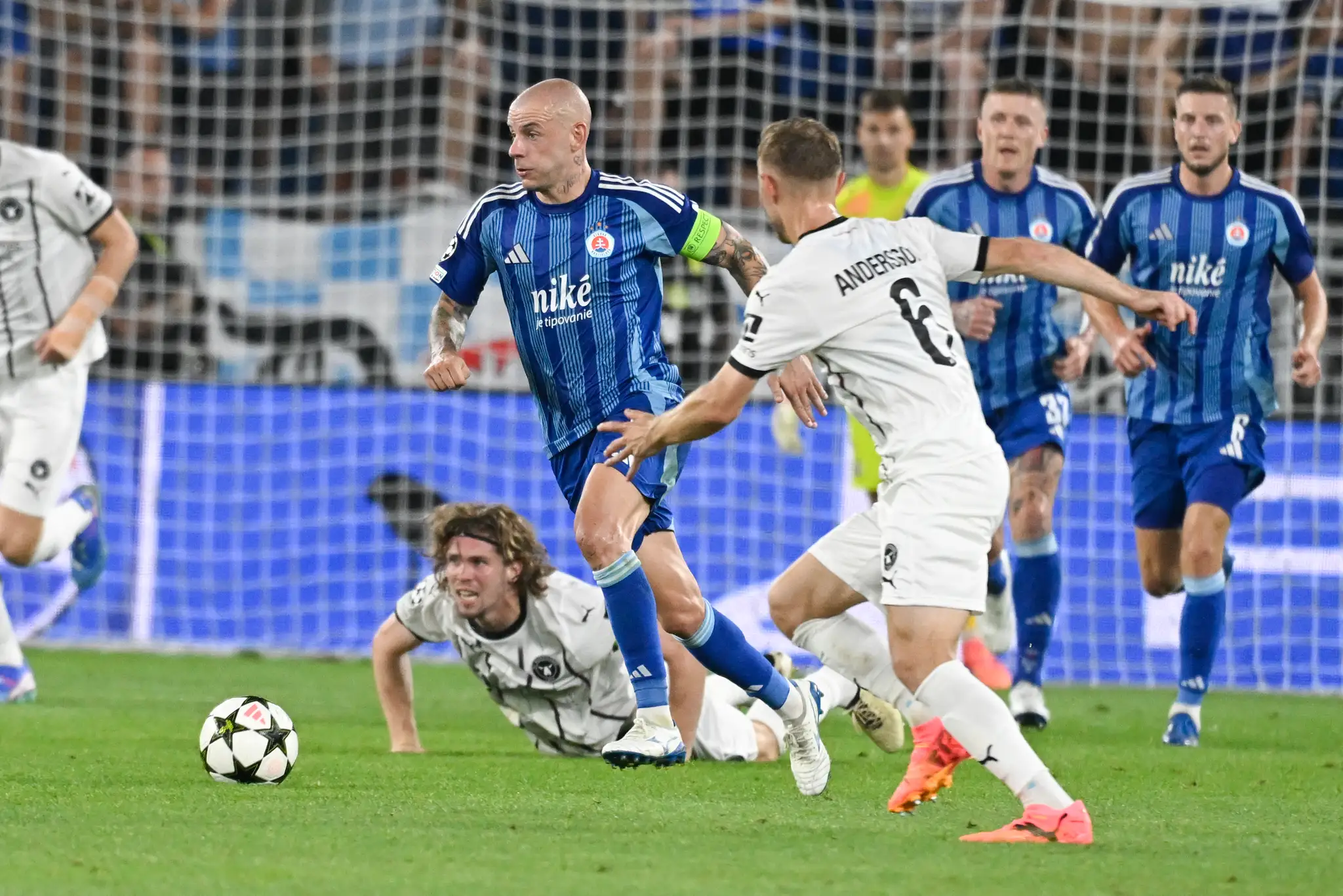 Na snímke uprostred Vladimír Weiss mladší (Slovan) vpravo Joel Andersson a vľavo Mads Bech (obaja Midtjylland).