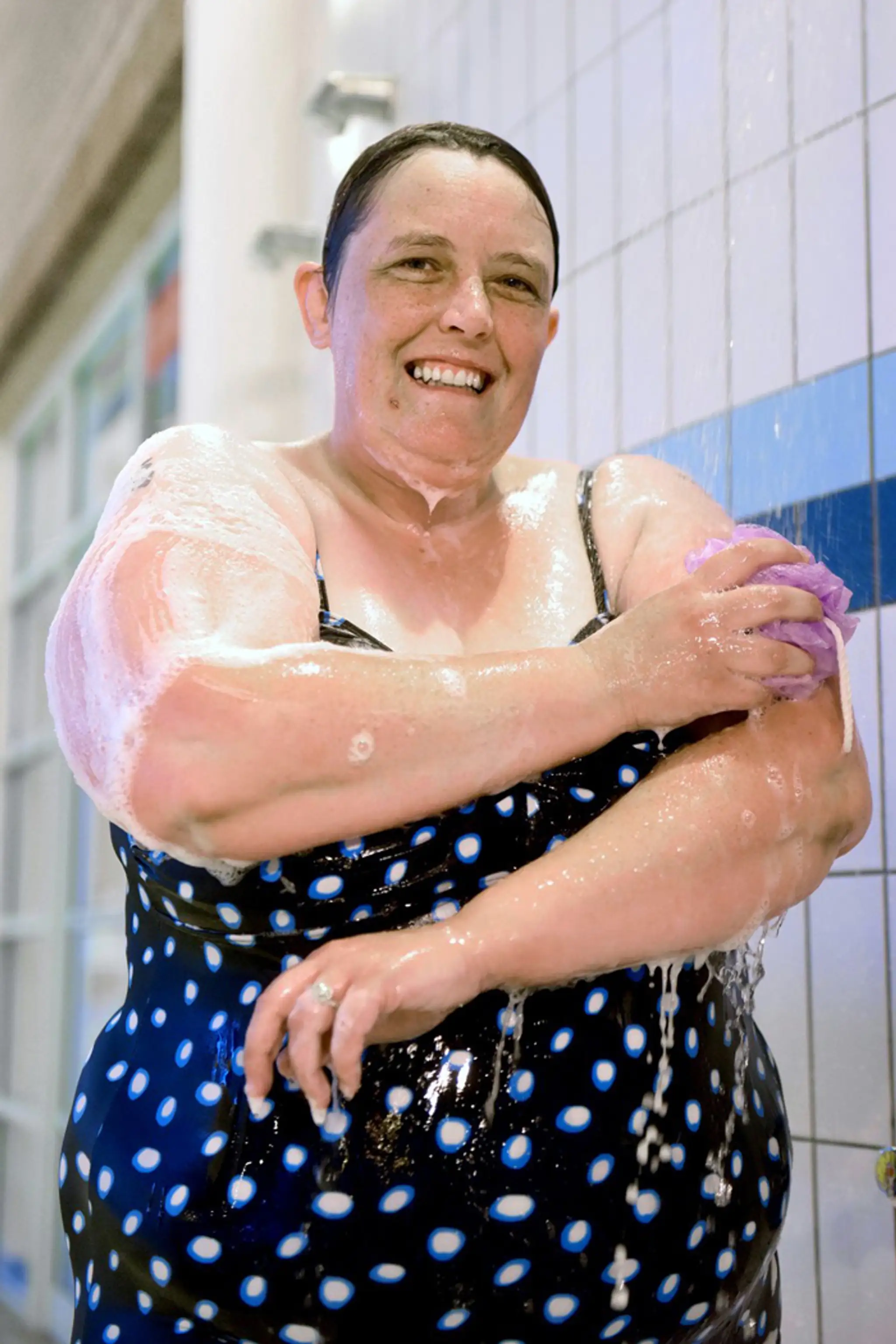 Donna McMahon v sprche.