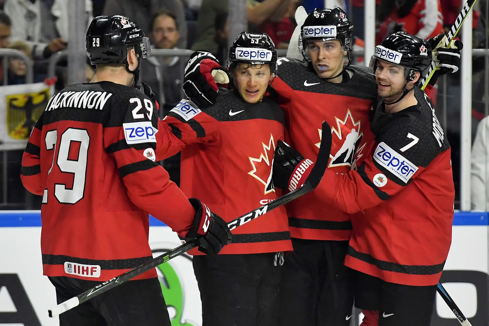 Jeff Skinner (tretí sprava) prijíma gratulácie od kanadských spoluhráčov po góle vo štvrťfinále MS 2017 proti Nemecku.