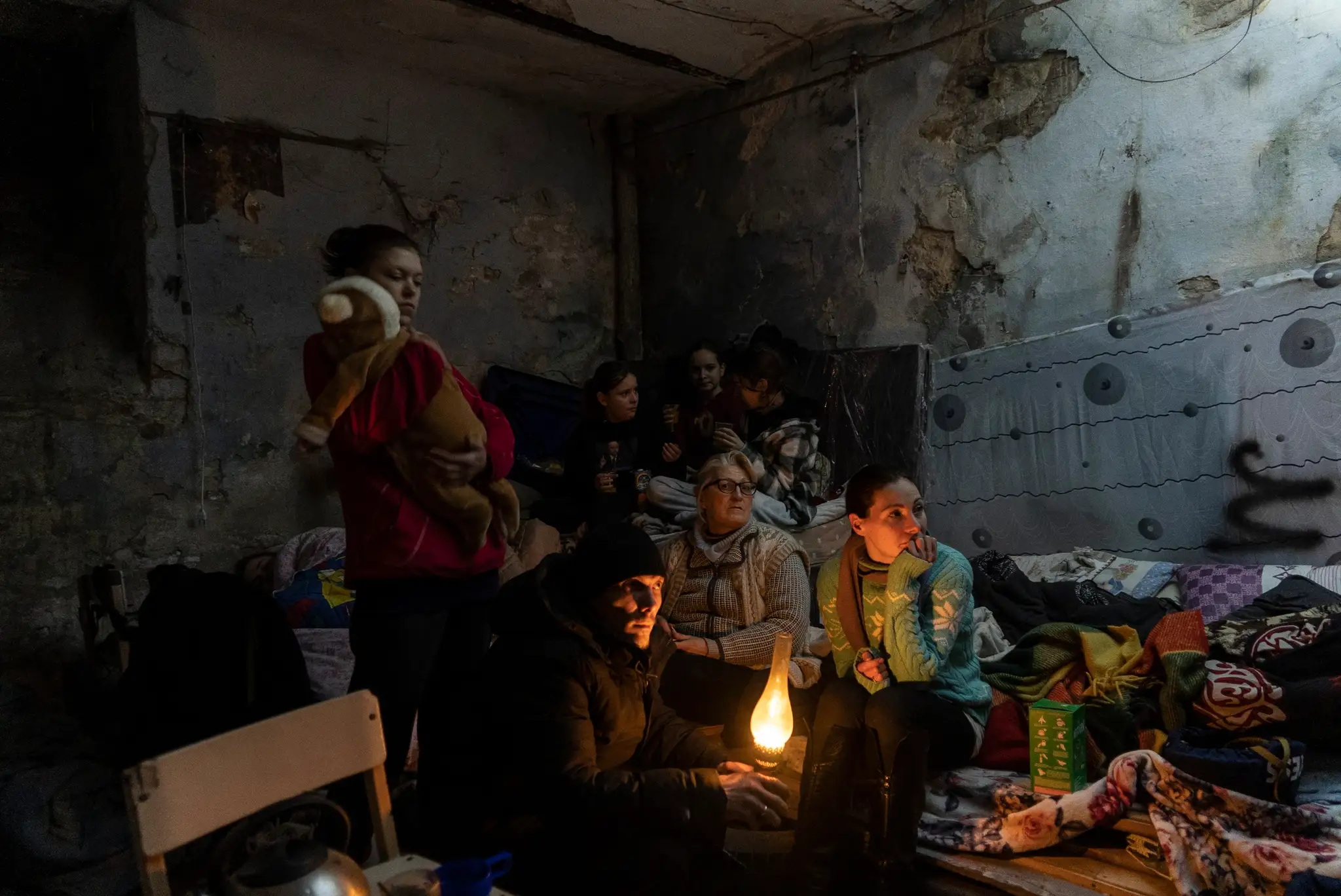 Jana Gomová so svojou rodinou v protivojnovom bunkri v Mariupole.