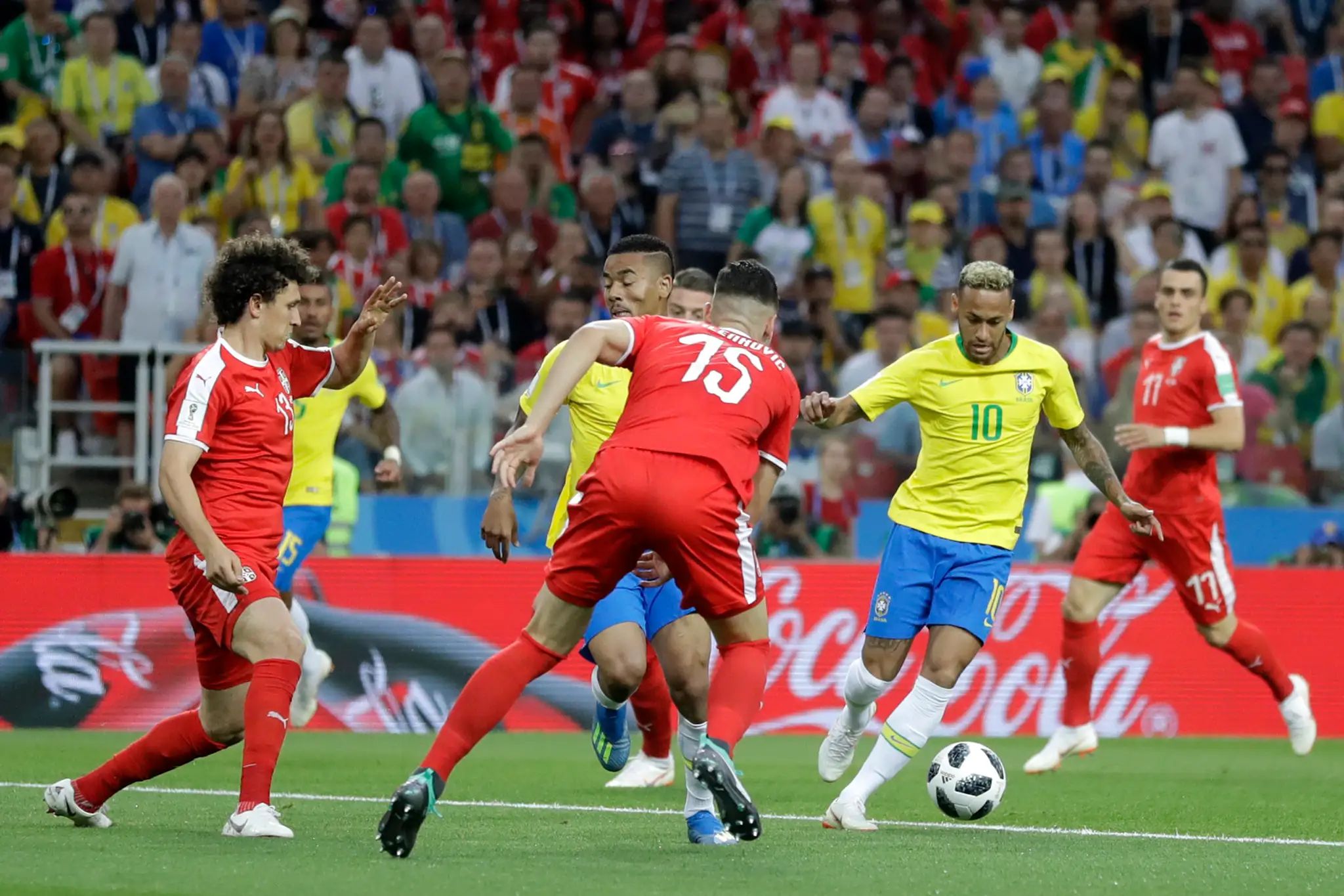 Brazílčan Neymar ohrozuje srbskú obranu v zápase MS 2018.