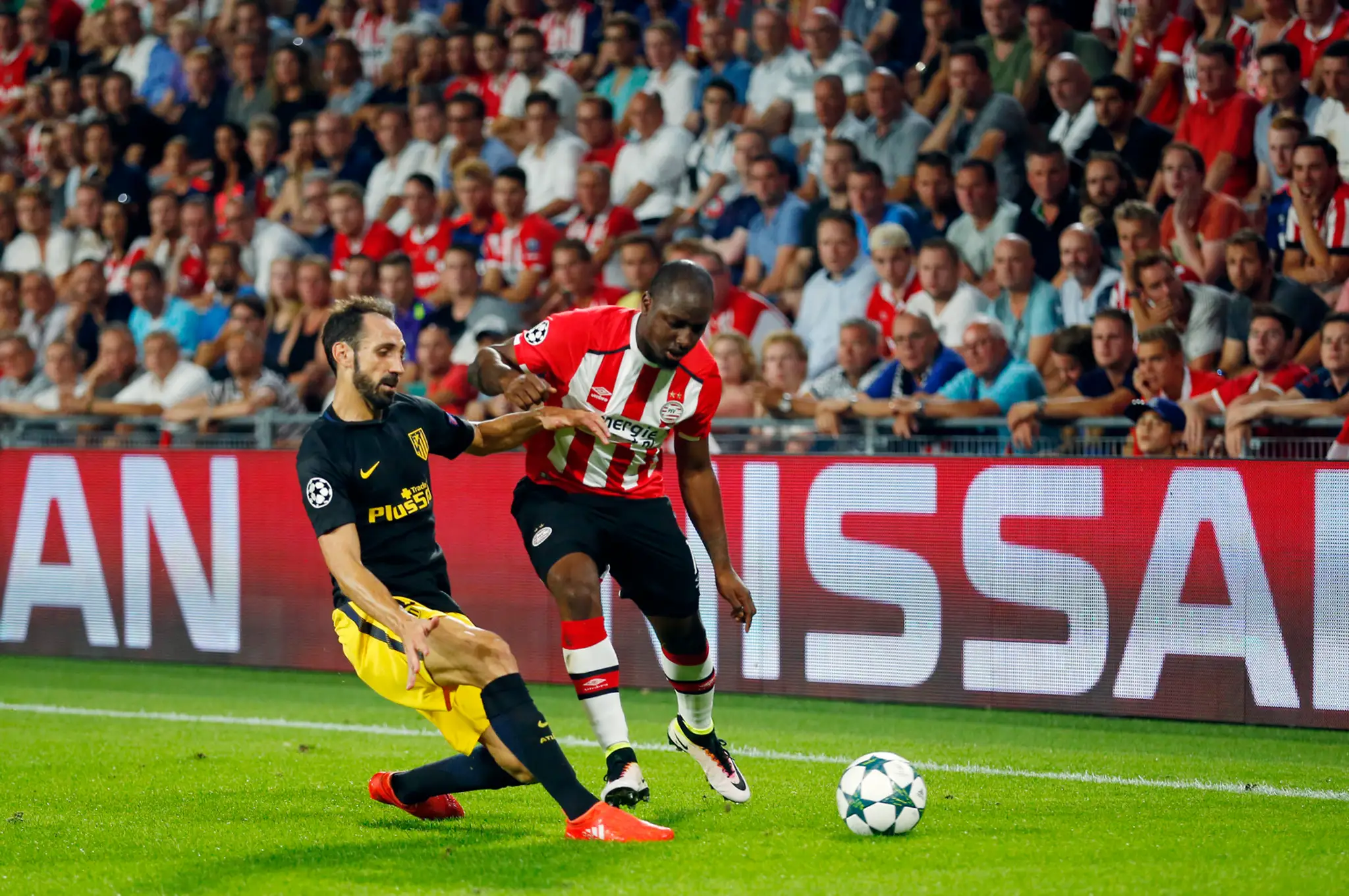 José María Giménez z Atlética Madrid (vľavo) v súboji s Lucianom Narsinghom z PSV Eindhoven v dueli LM.