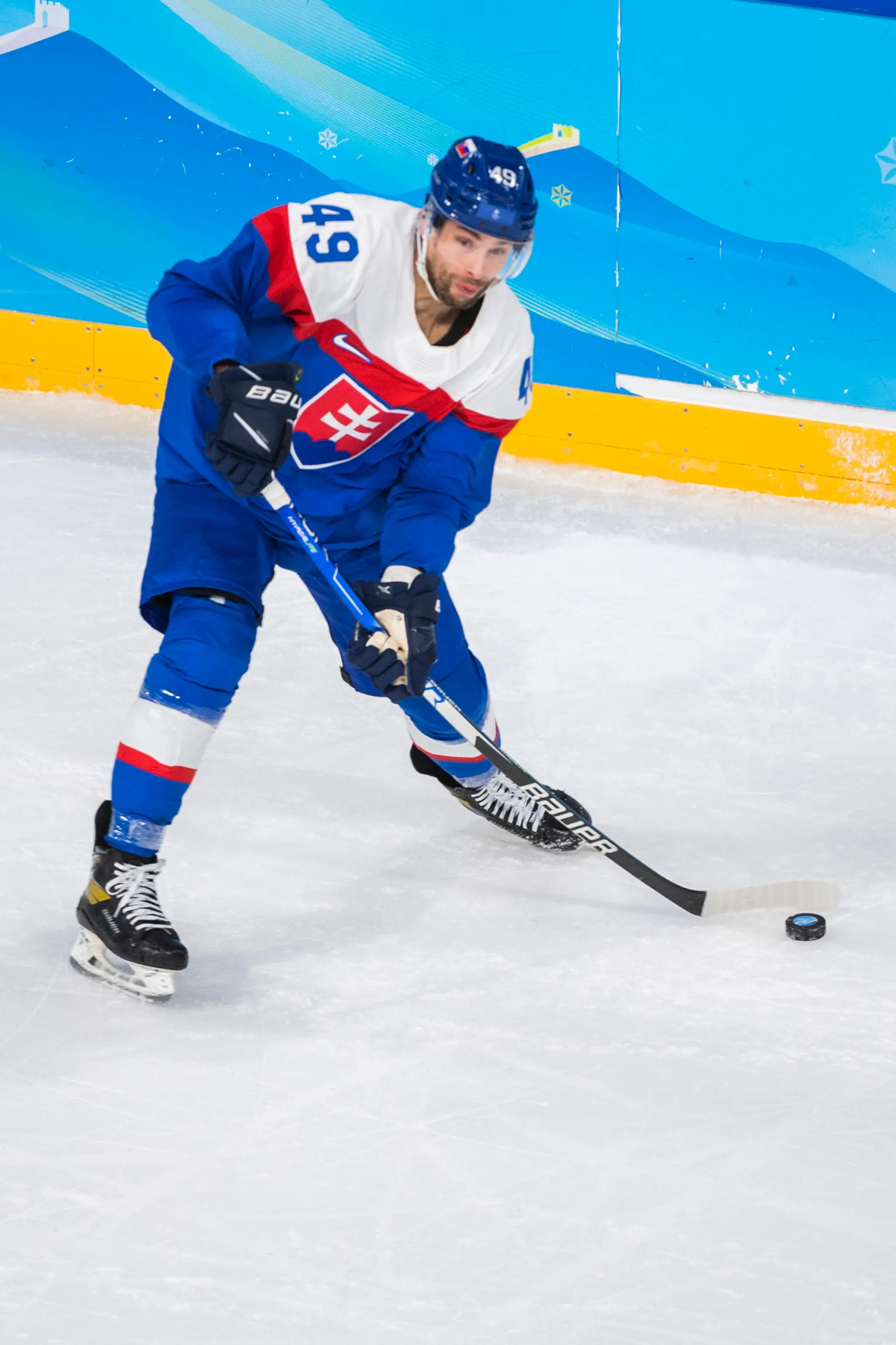 Hokejista Slovenska Samuel Takáč v zápase so Švédskom na ZOH 2022.