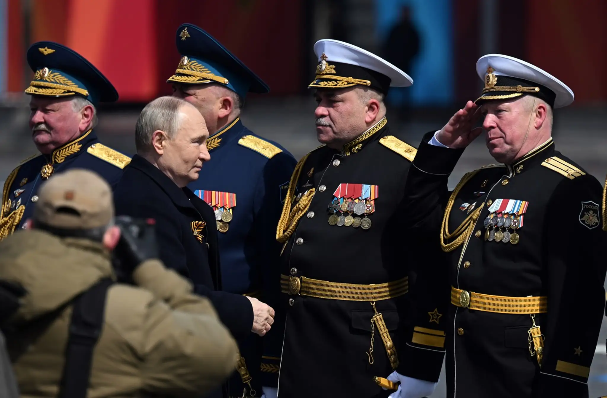 Vladimir Putin sa zdraví s dôstojníkmi ruskej armády