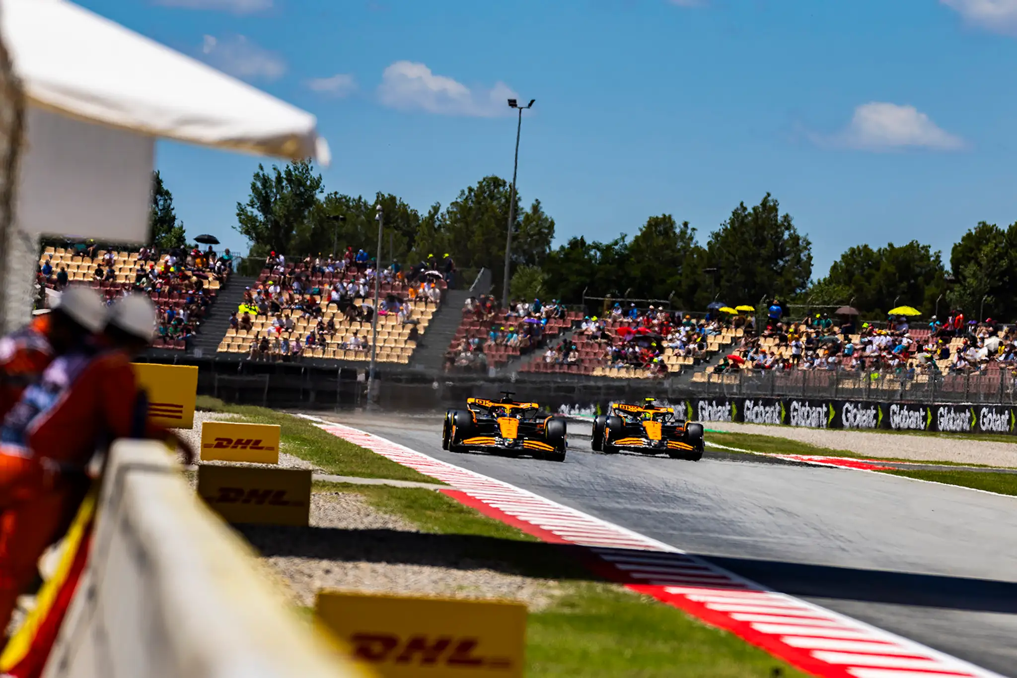 Tímoví kolegovia s McLarenu Oskar Piastri a Lando Norris.