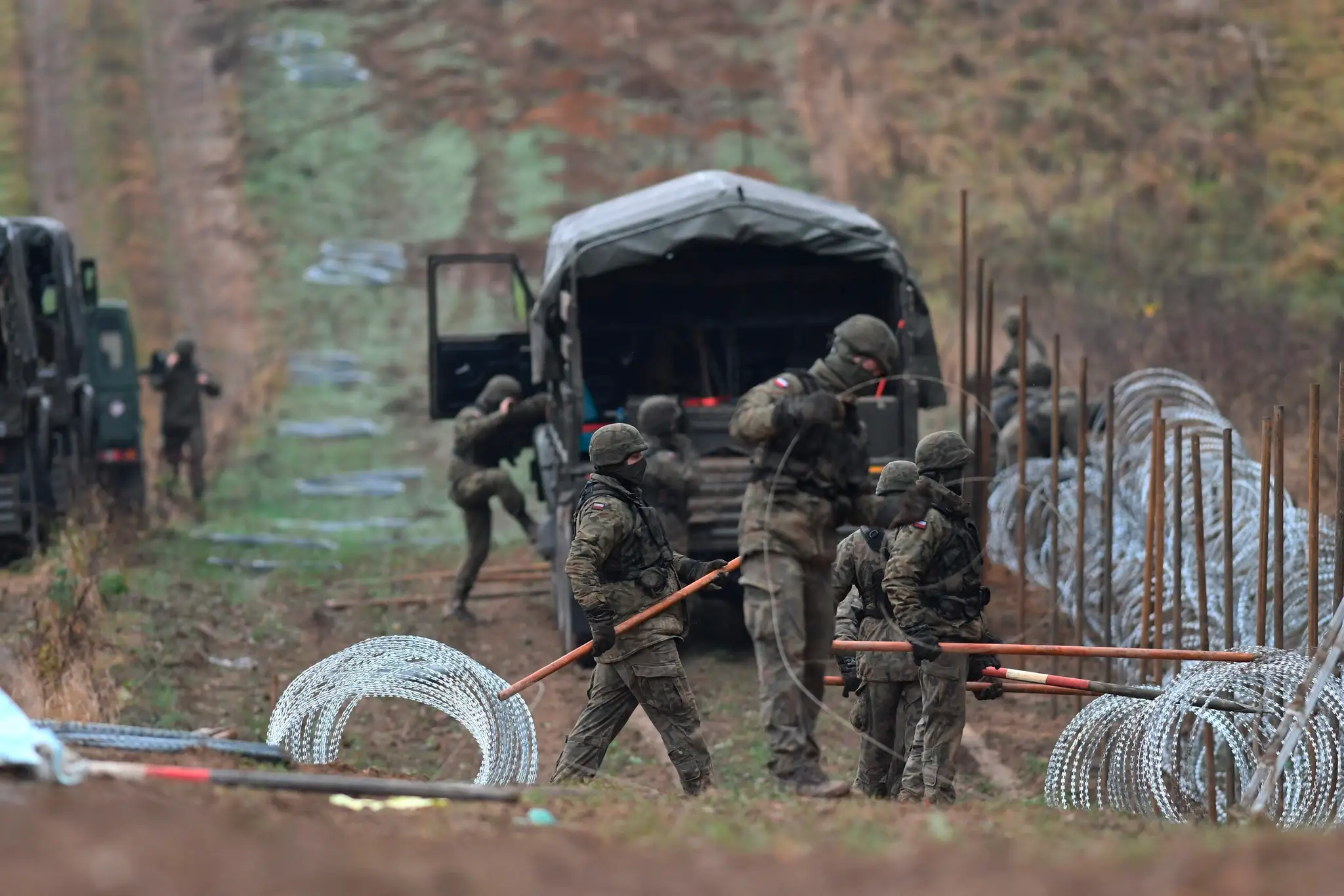 Poľskí vojaci budujú pri hraniciach Poľska s Kaliningradom bariéru z ostnatého drôtu