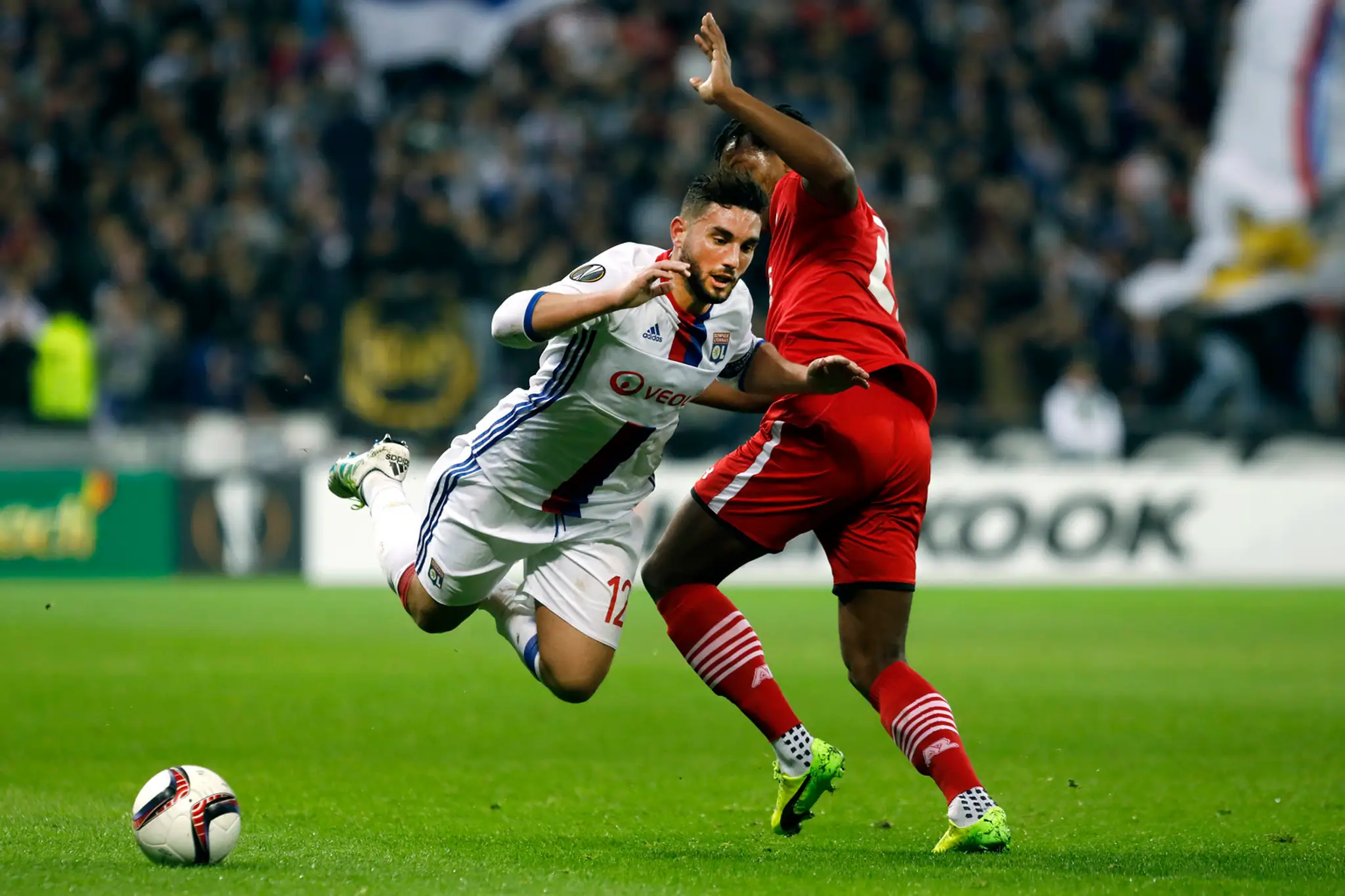 Jordan Ferri (vľavo) z Lyonu v súboji s Levim Garciom z Alkmaaru v šestnásťfinále EL.