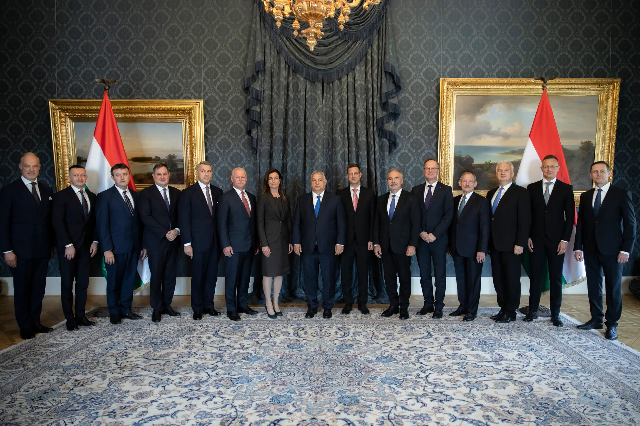 Členovia nového maďarského kabinetu počas slávnostnej inaugurácie. Vargová stojí v strede hneď vedľa Orbána.