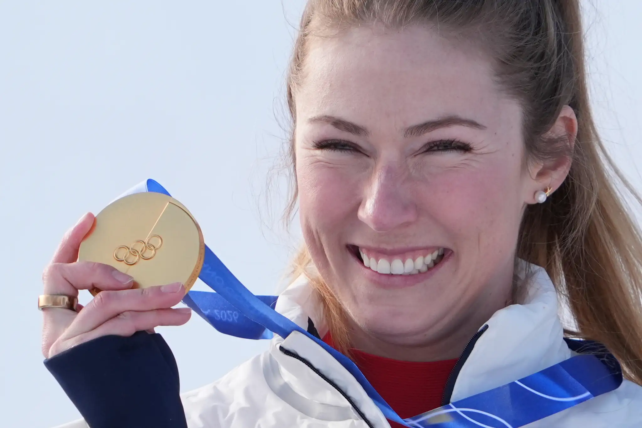 Americká lyžiarka Mikaela Shiffrinová sa raduje zo zisku zlatej medaily v slalome.