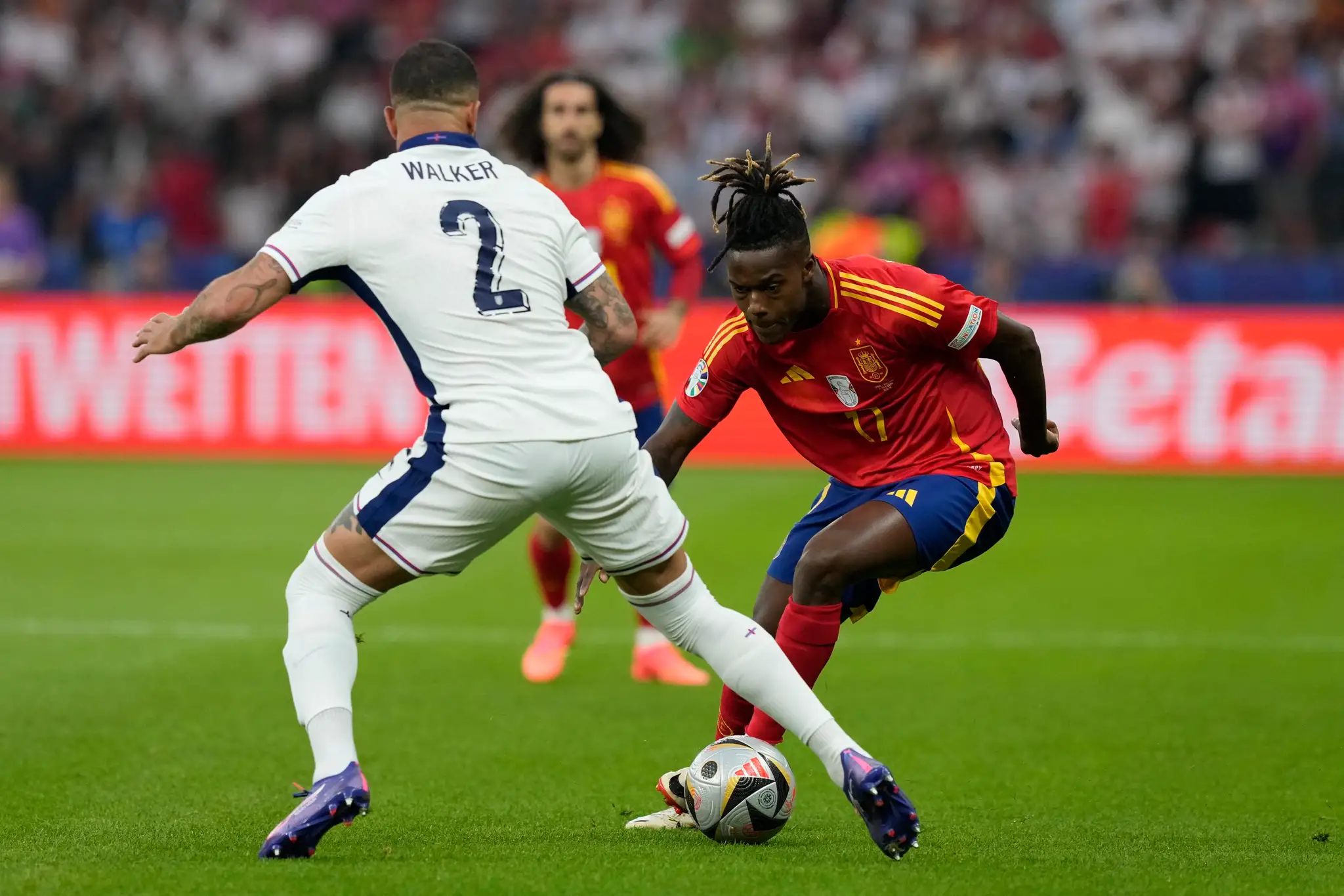 Sprava Španiel Nico Williams a Angličan Kyle Walker vo finále ME 2024.