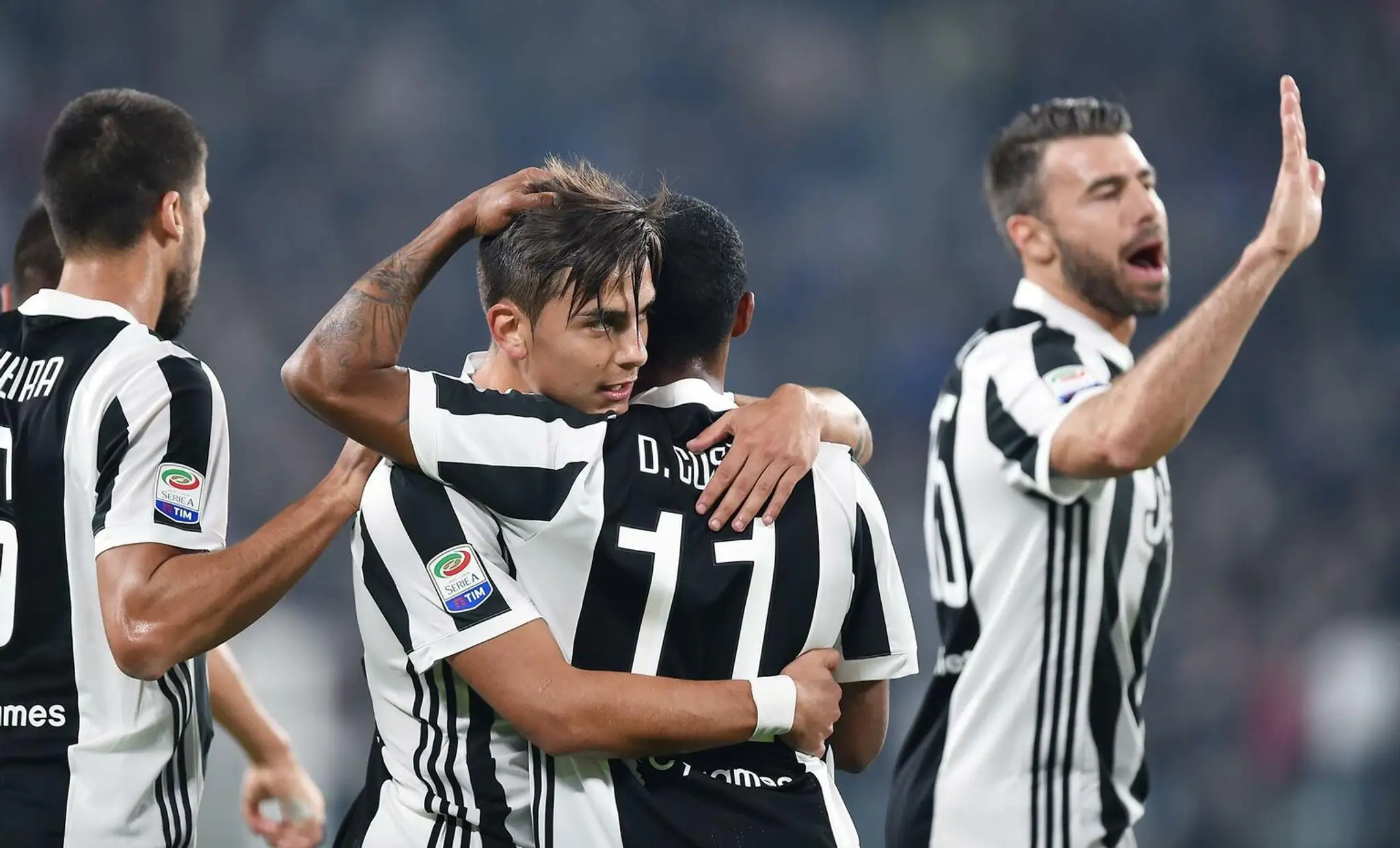 Hakan Calhanoglu z AC Milána dvíha ruku po góle tímu v dueli Serie A na ihrisku Chieva Verona.