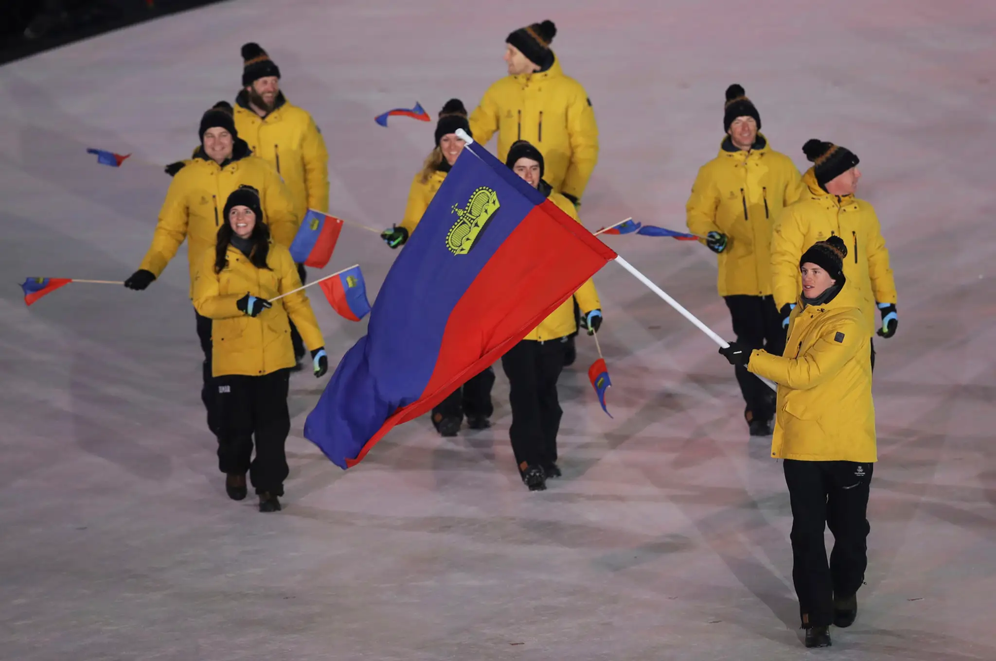 Veronika Velez-Zuzulová so slovenskou vlajkou na otváracom ceremoniáli ZOH 2018.