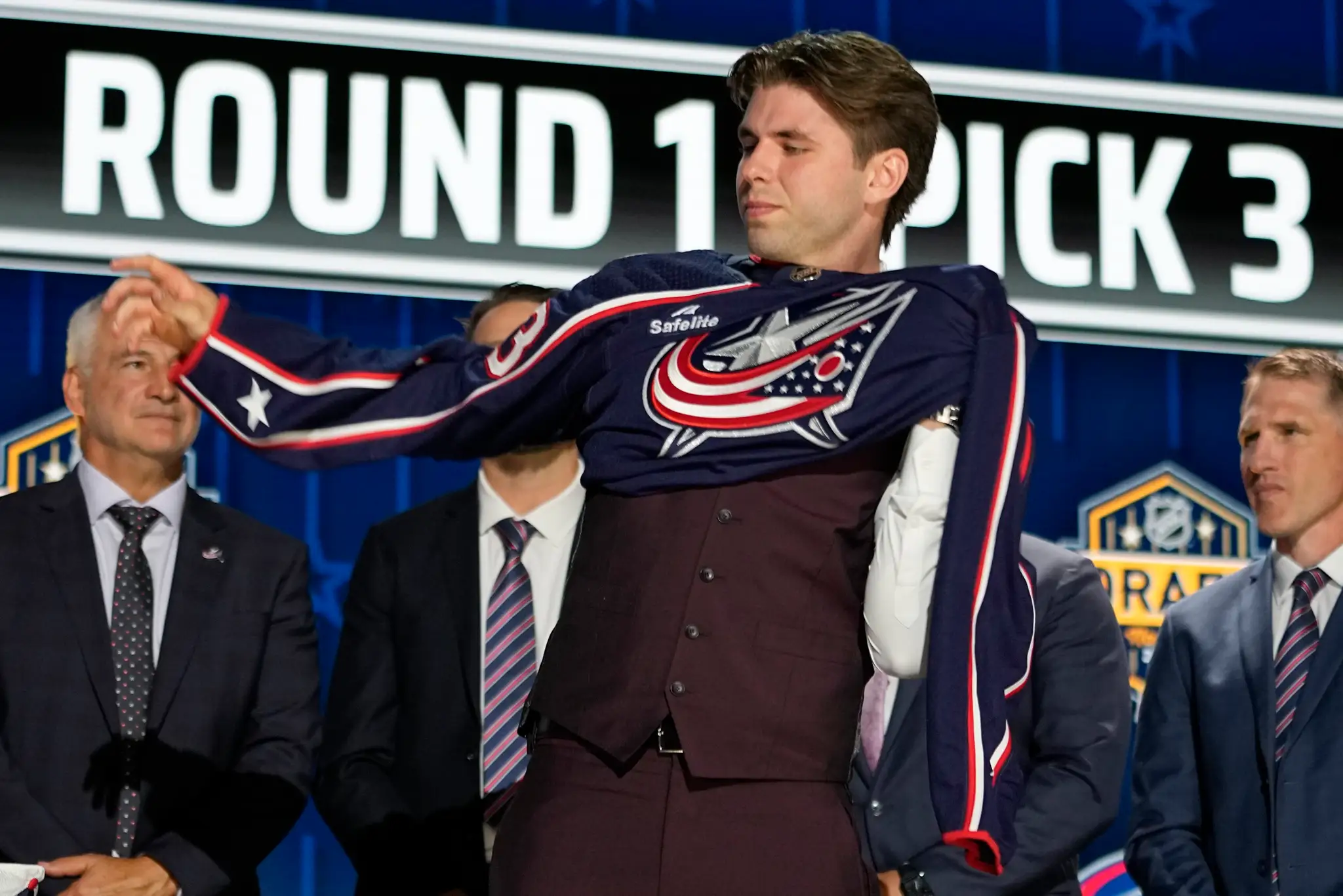 Trojka NHL draftu 2023 Adam Fantilli s dresom Columbusu.