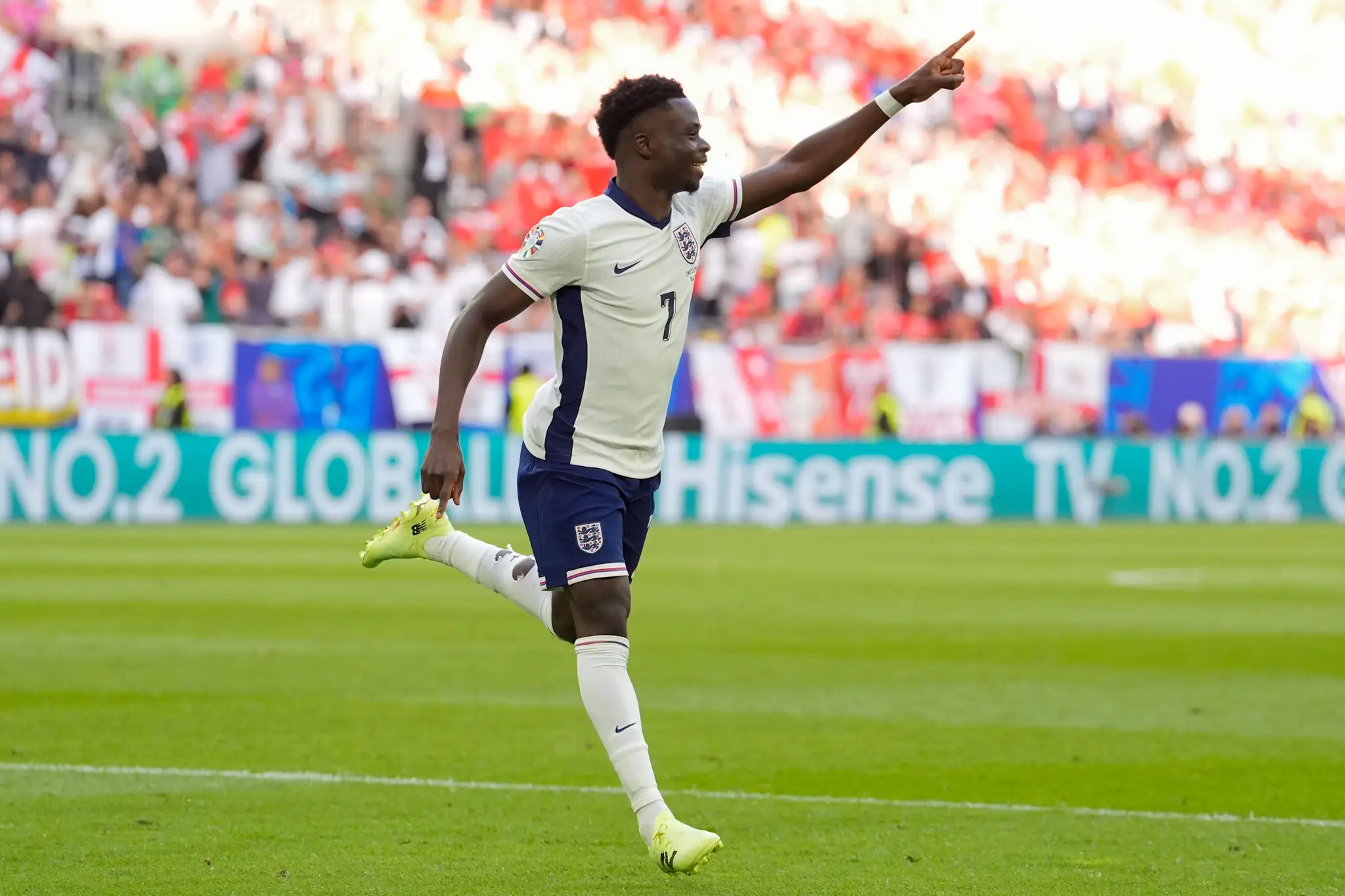 Anglický futbalista Bukayo Saka sa raduje z gólu na 1:1.