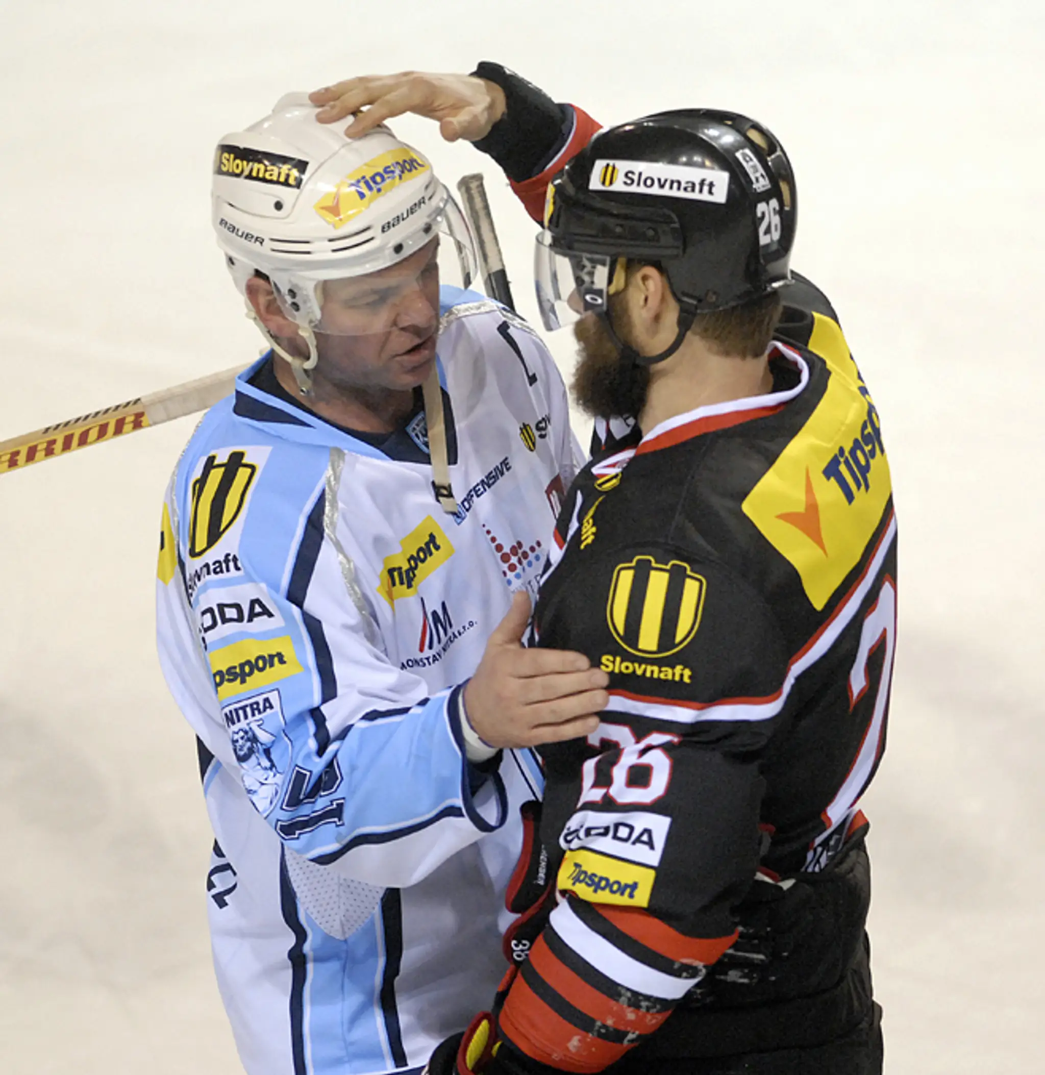 Na archívnej snímke Jozef Stümpel (HC Nitra) a Michal Handzuš (HC´05 Banská Bystica).