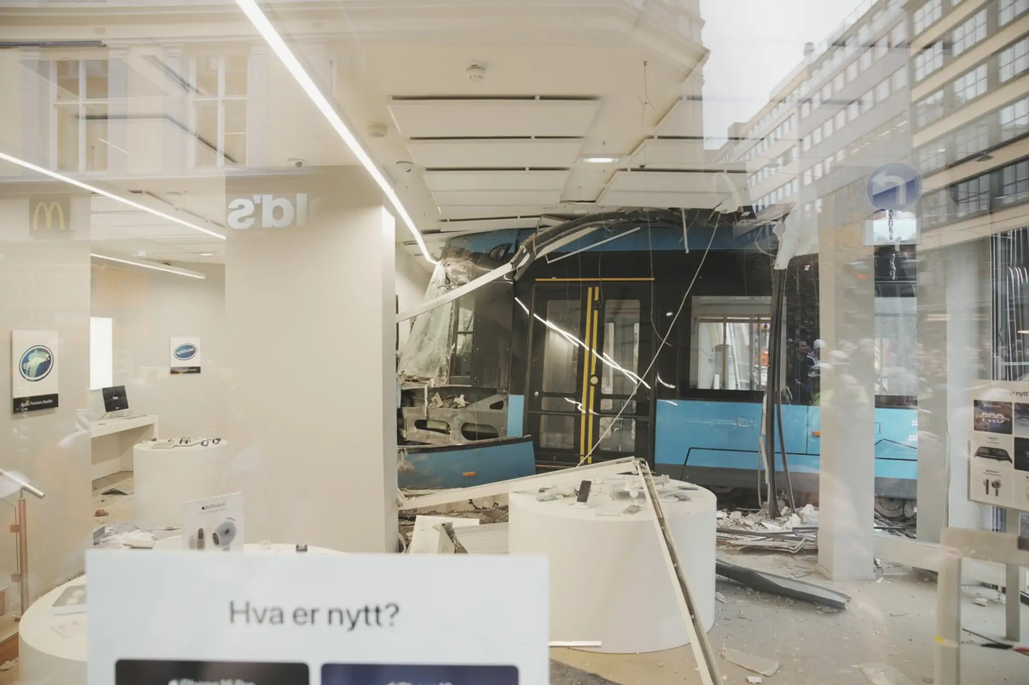 Vykoľajená električka v Osle.