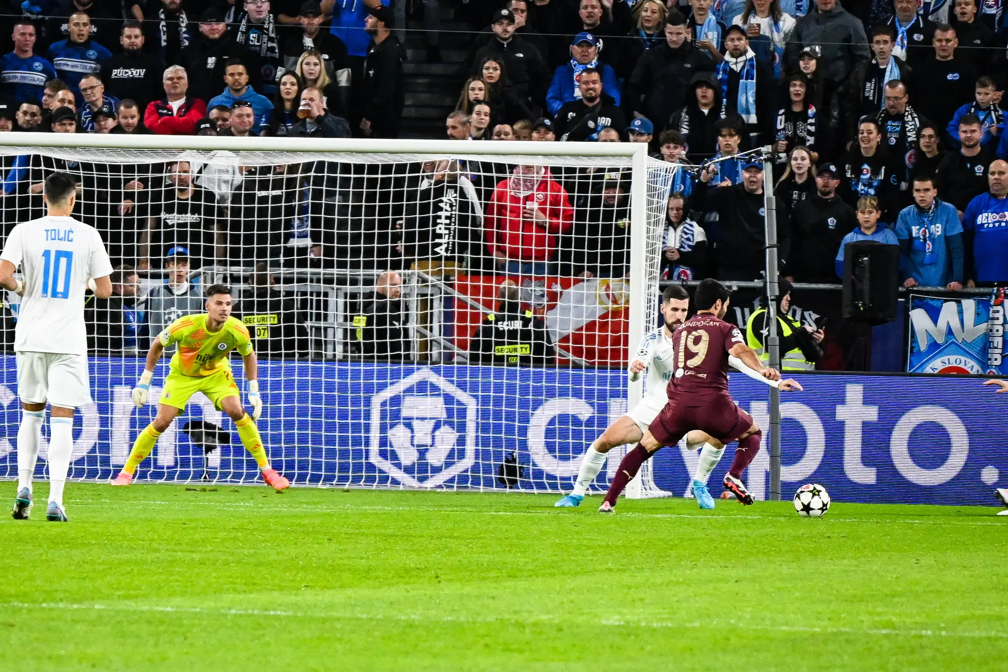 Momentka zo zápasu Slovan - Manchester City