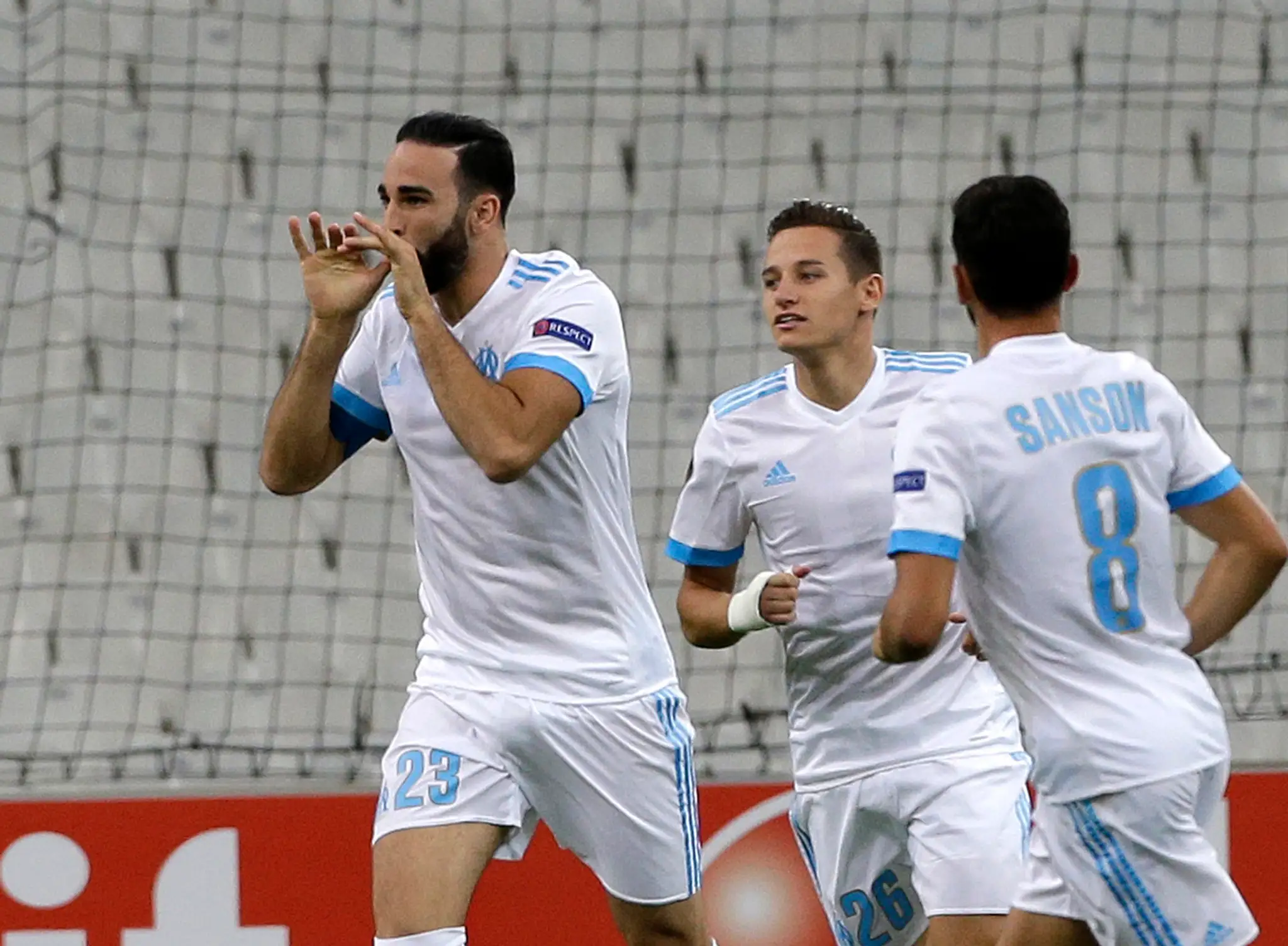 Adil Rami (vľavo) oslavuje so spoluhráčmi z Marseille svoj gól v dueli EL proti Konyasporu.