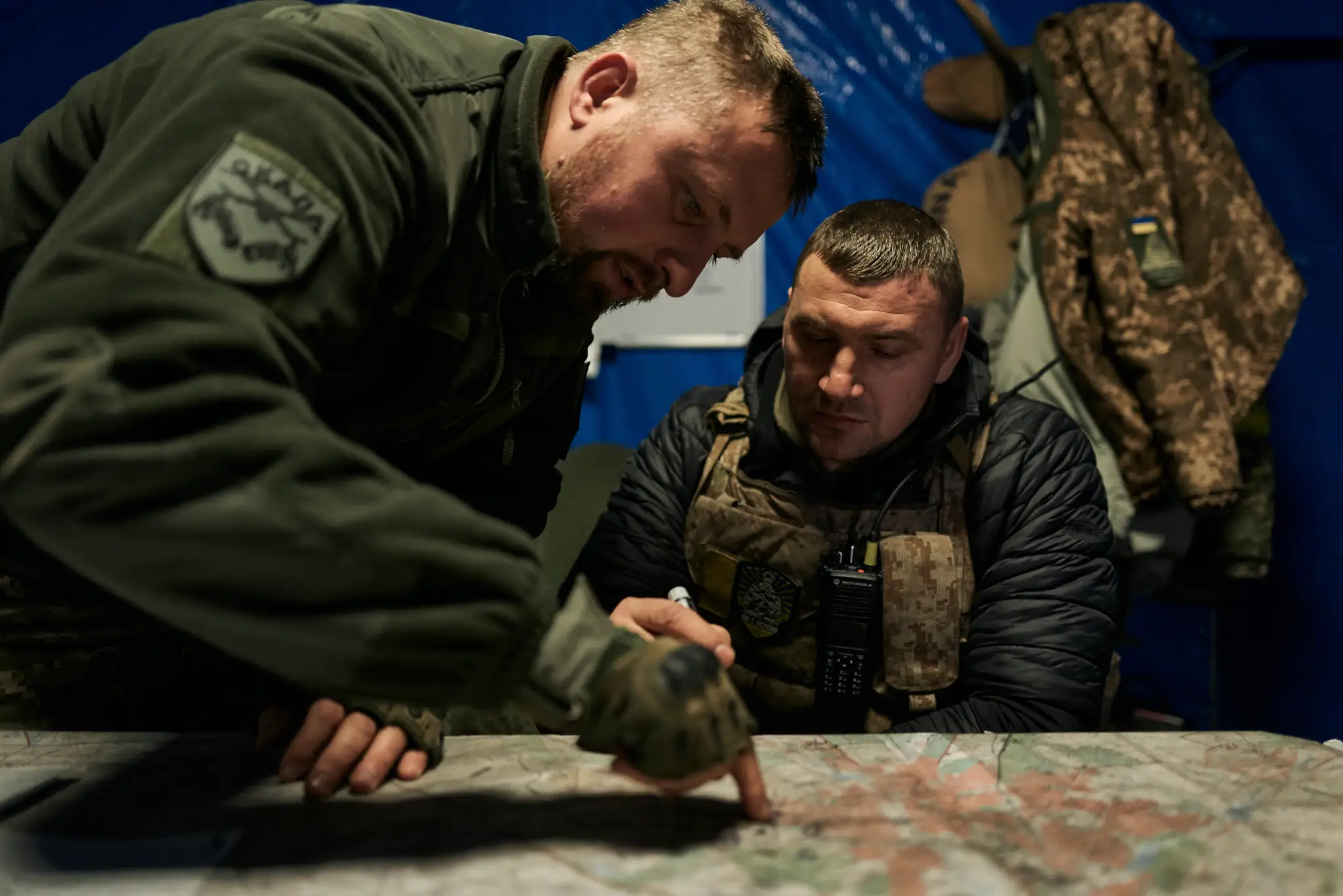 Ukrajinskí vojaci pozerajú do mapy v podzemnom riadiacom centre v Bakhmute. (25.12. 2022)