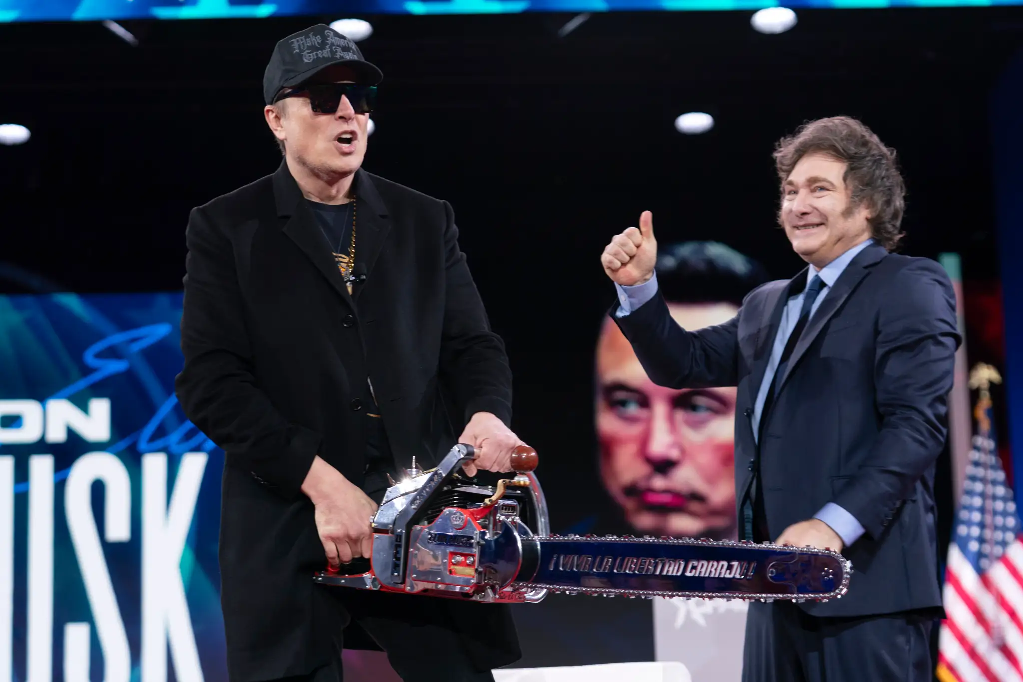Musk dostal od Mileiho motorovú pílu.