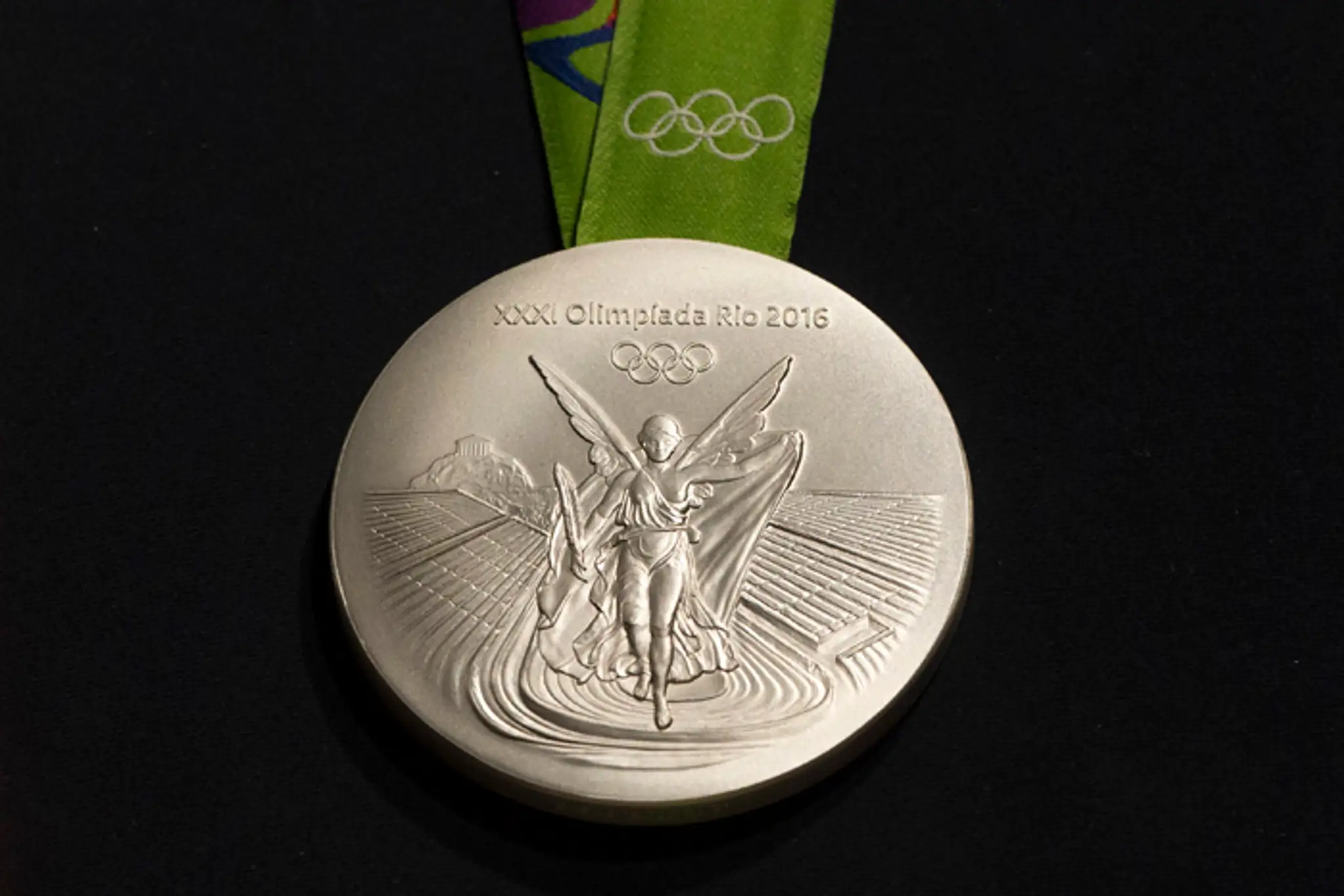 Na snímke rub striebornej olympijskej medaily.