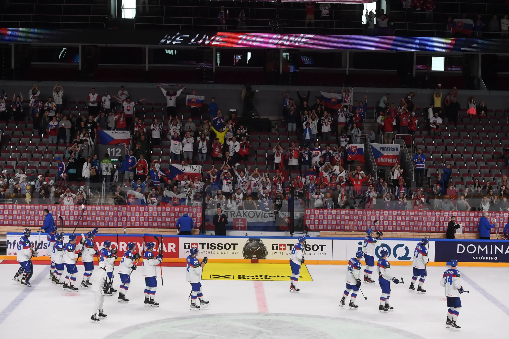 Slovenskí hokejisti sa tešia z víťazstva 4:1 po zápase s Nórskom na MS 2023.