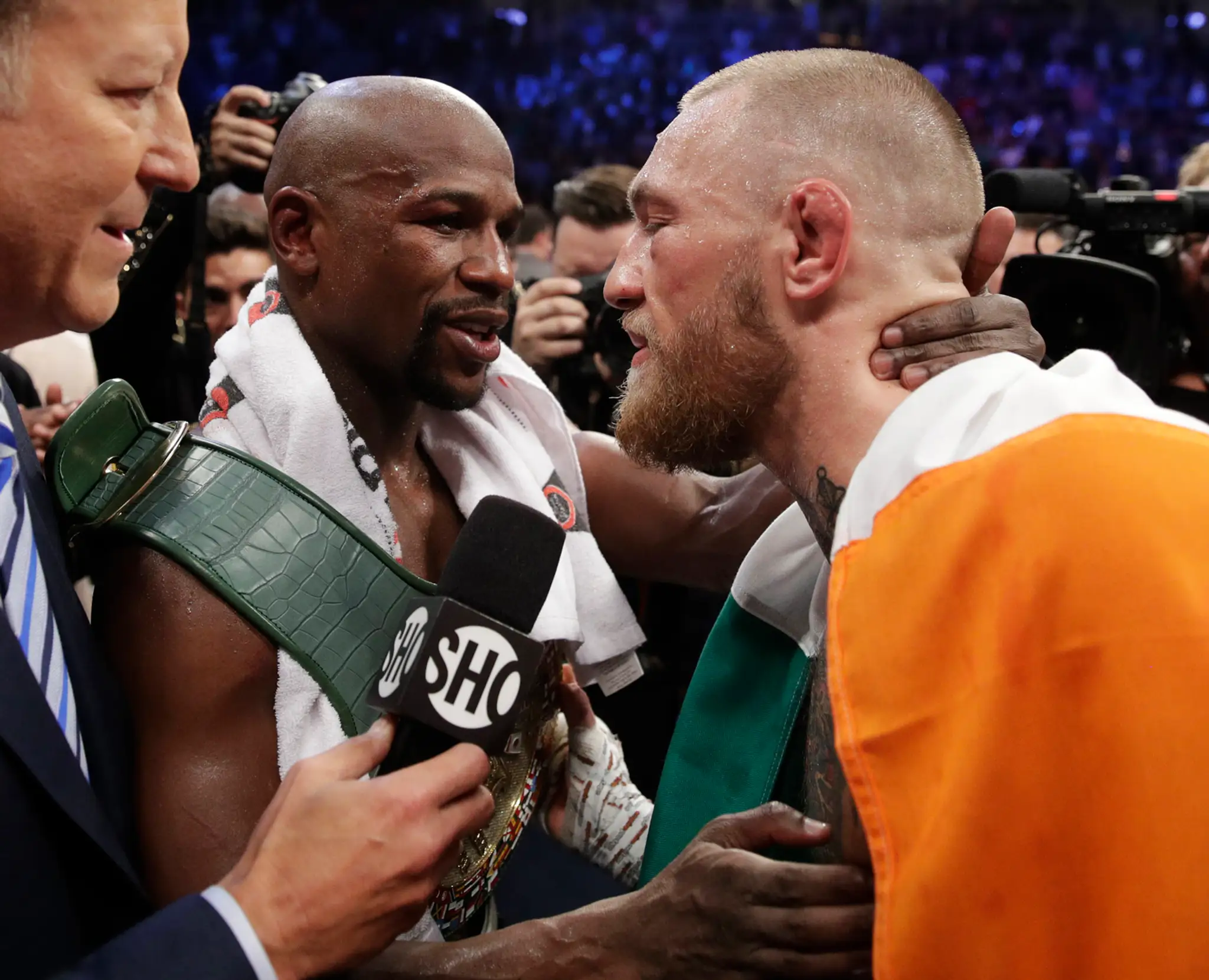 Smutný Conor McGregor (vpravo) po prehre s Floydom Mayweatherom v dueli ľahkej strednej váhy.