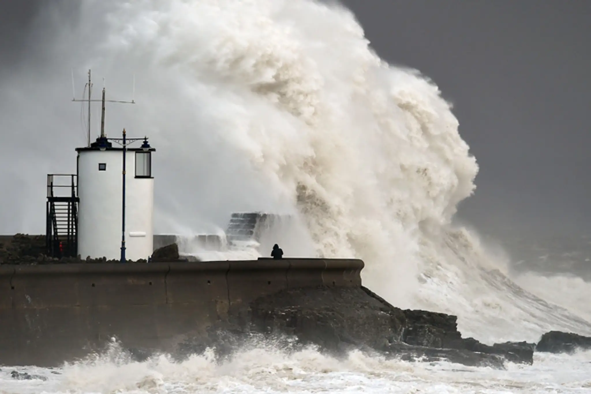 Obrovské vlny narážajú na hrádzu počas búrky v oblasti Porthcawl v Južnom Walese. (archívna snímka)