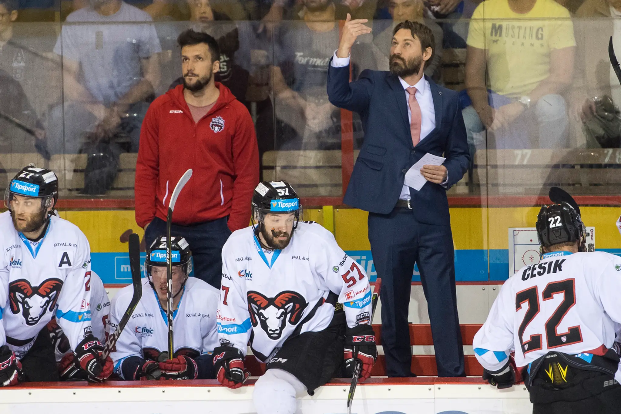 Vpravo hlavný tréner HC'05 iClinic Banská Bystrica Vladimír Országh v siedmom zápase finále.
