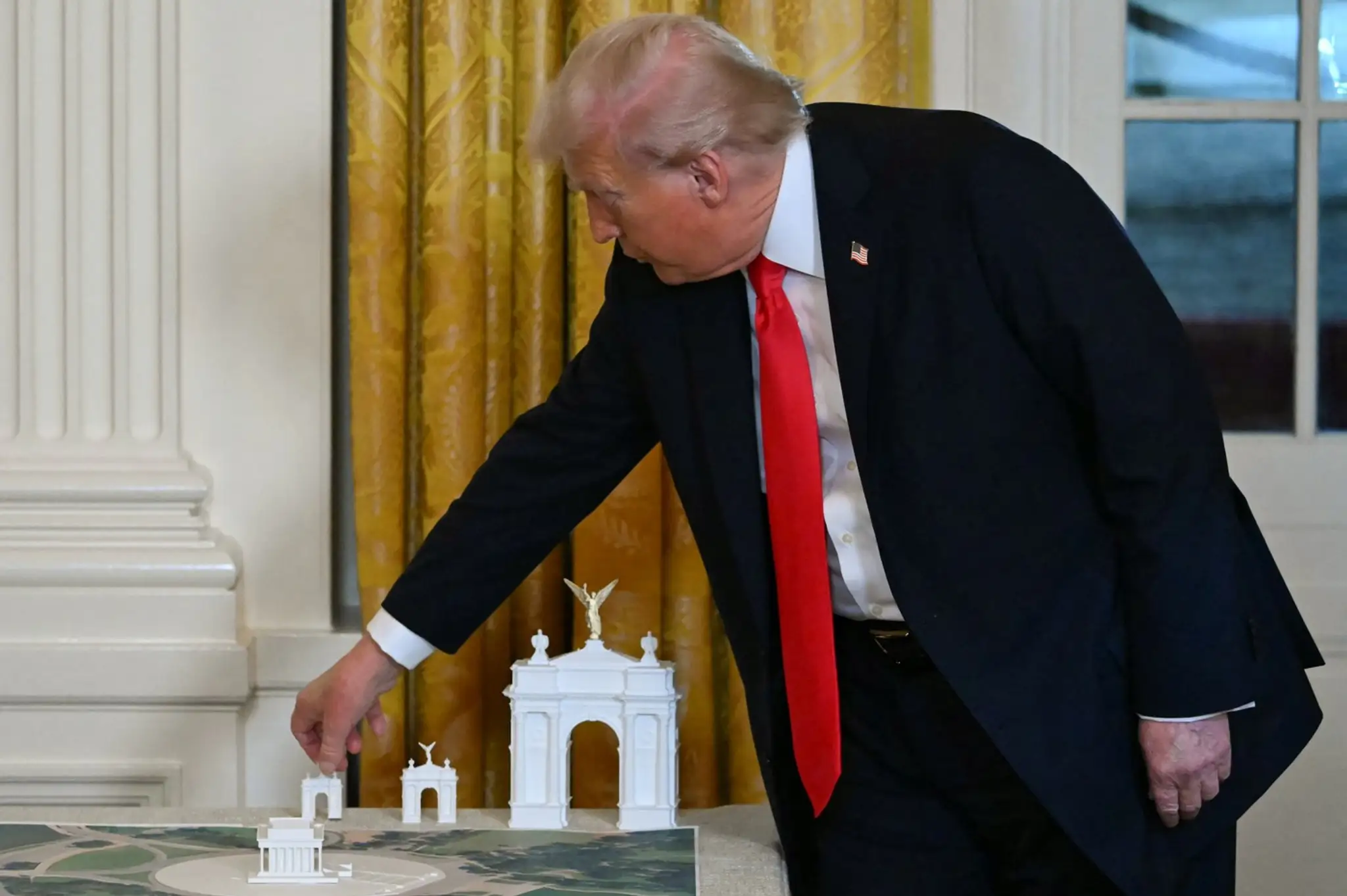 Donald Trump s maketou „The Independence Arch“.