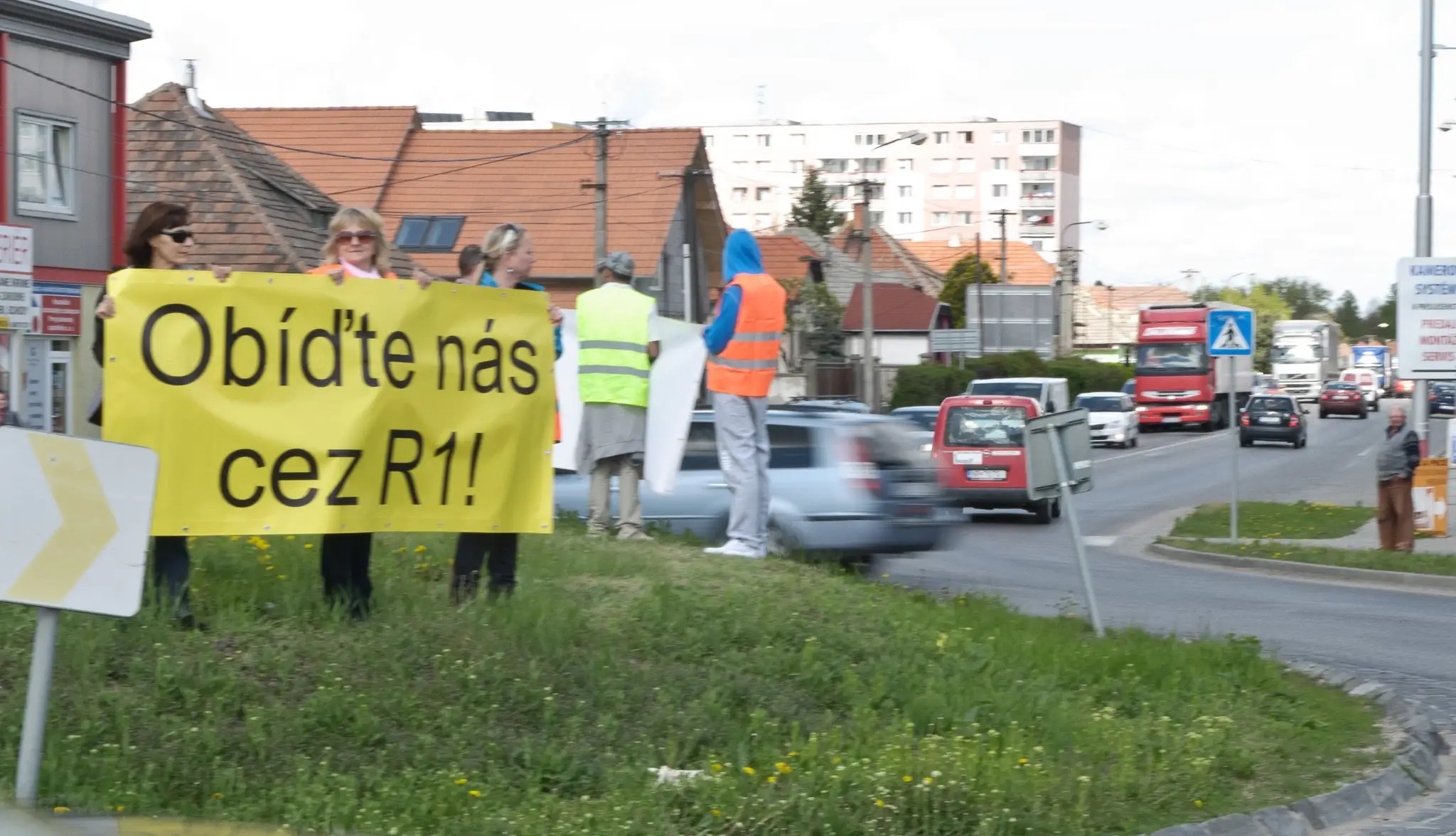Na archívnej snímke protest občanov Šale proti kamiónovej doprave.