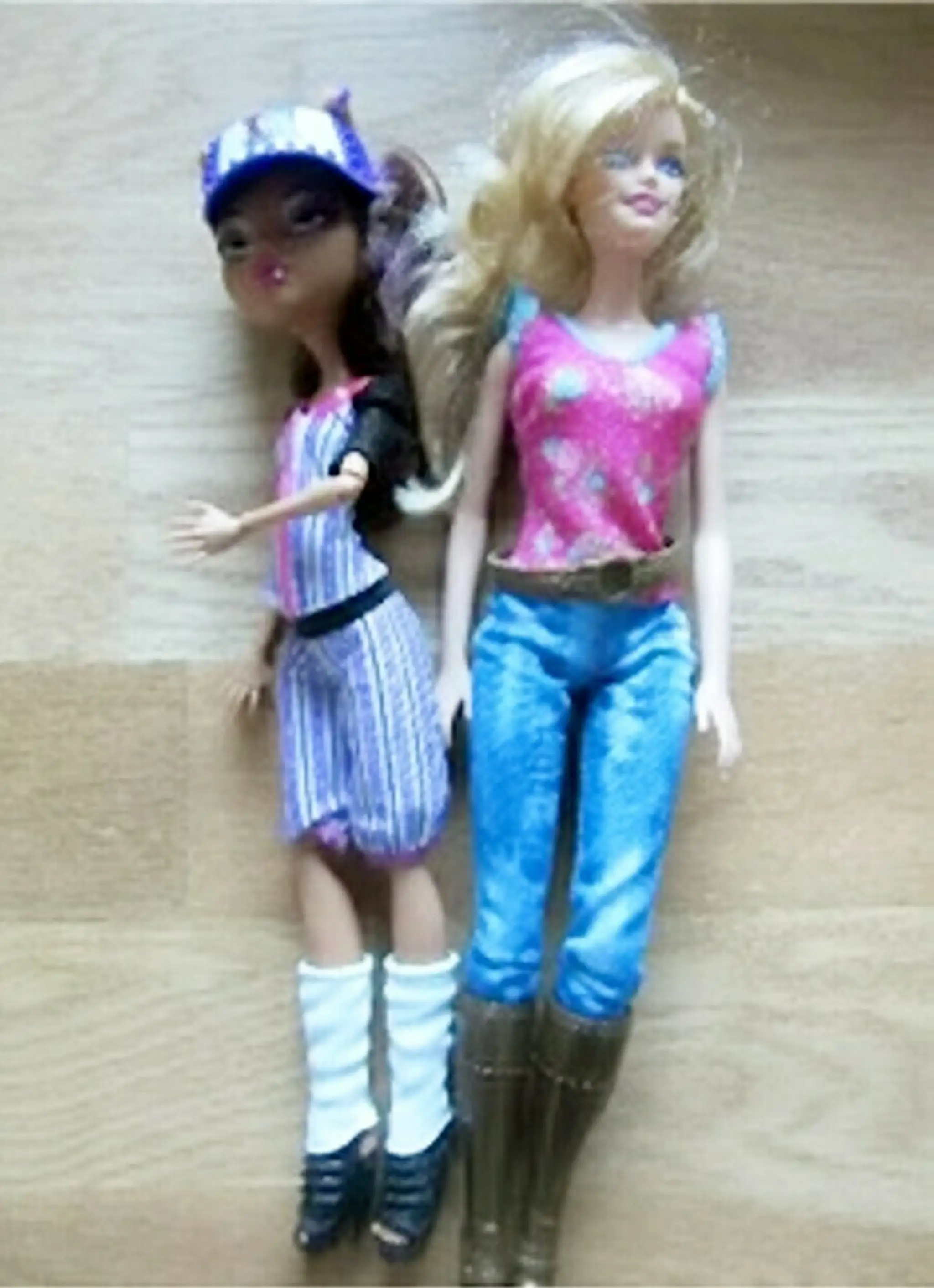Bábiky Barbie a Monster High s ultratenkými telami.