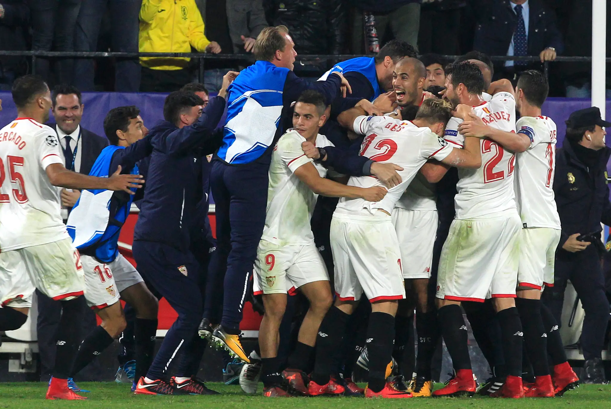 Nadšení hráči Seville po góle v dueli LM proti Liverpoolu.