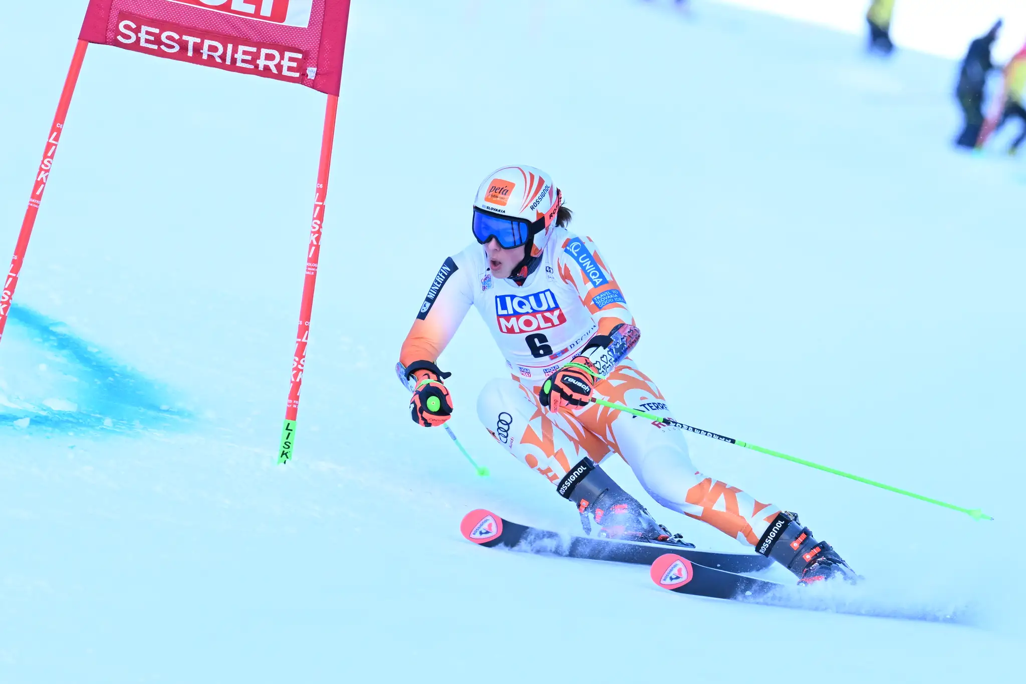 Petra Vlhová v obrovskom slalome v talianskom Sestriere.
