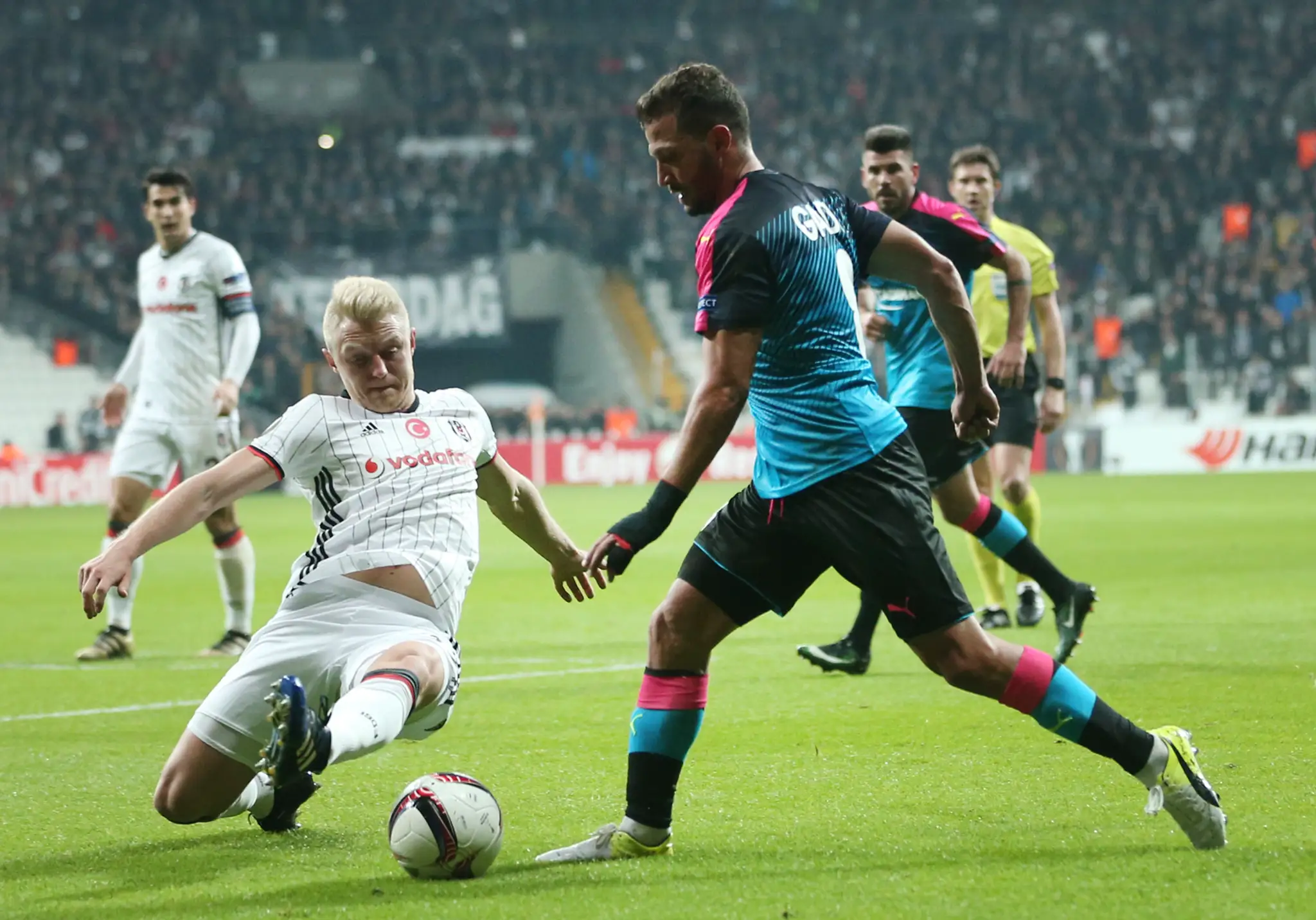 Andreas Beck (vľavo) z Besiktasu sa snaží zastaviť Mohammada Ghadira z Hapoelu Beer-ševa v šestnásťfinále EL.