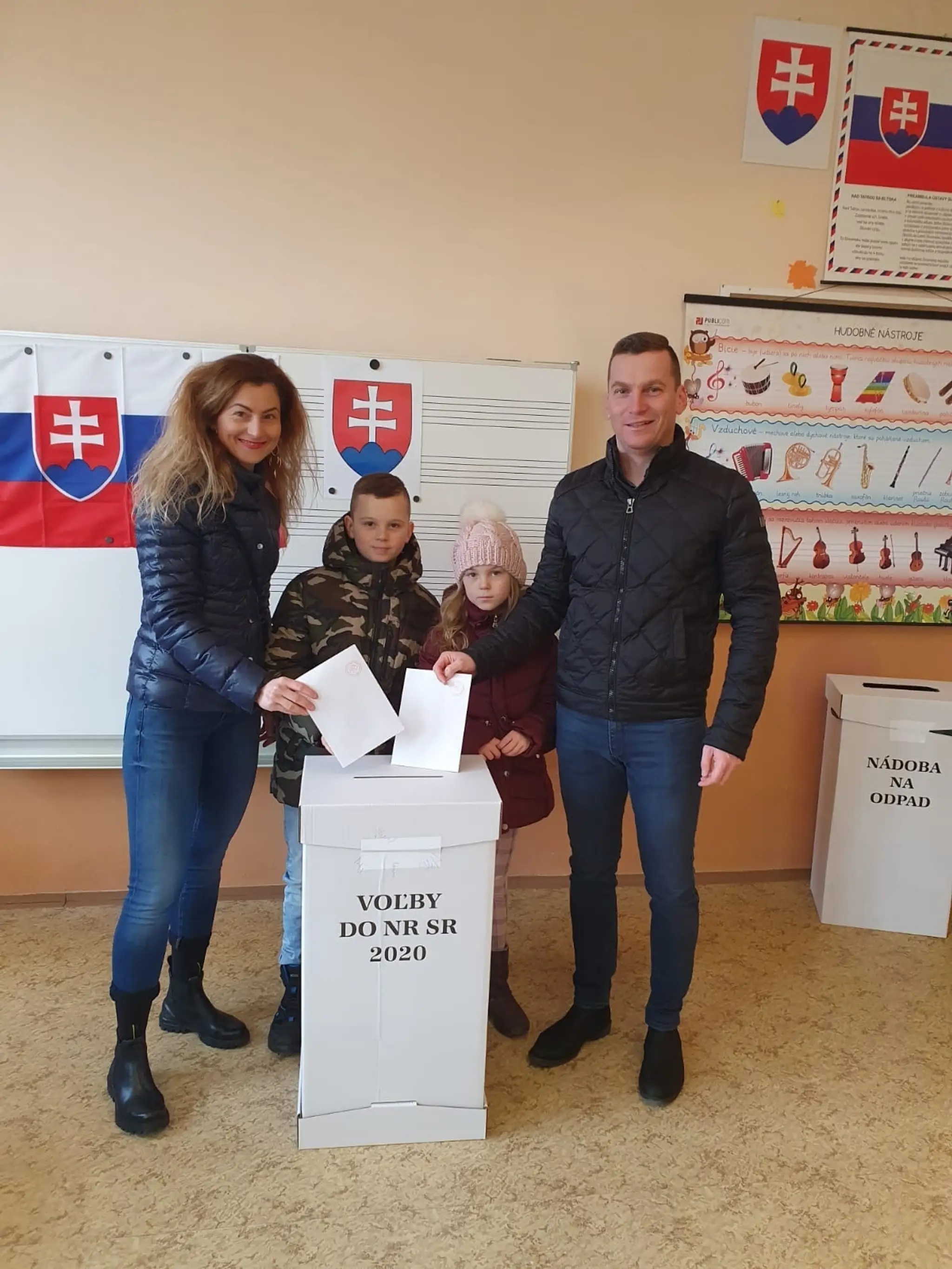 Miroslav Hlivák s rodinou počas volieb