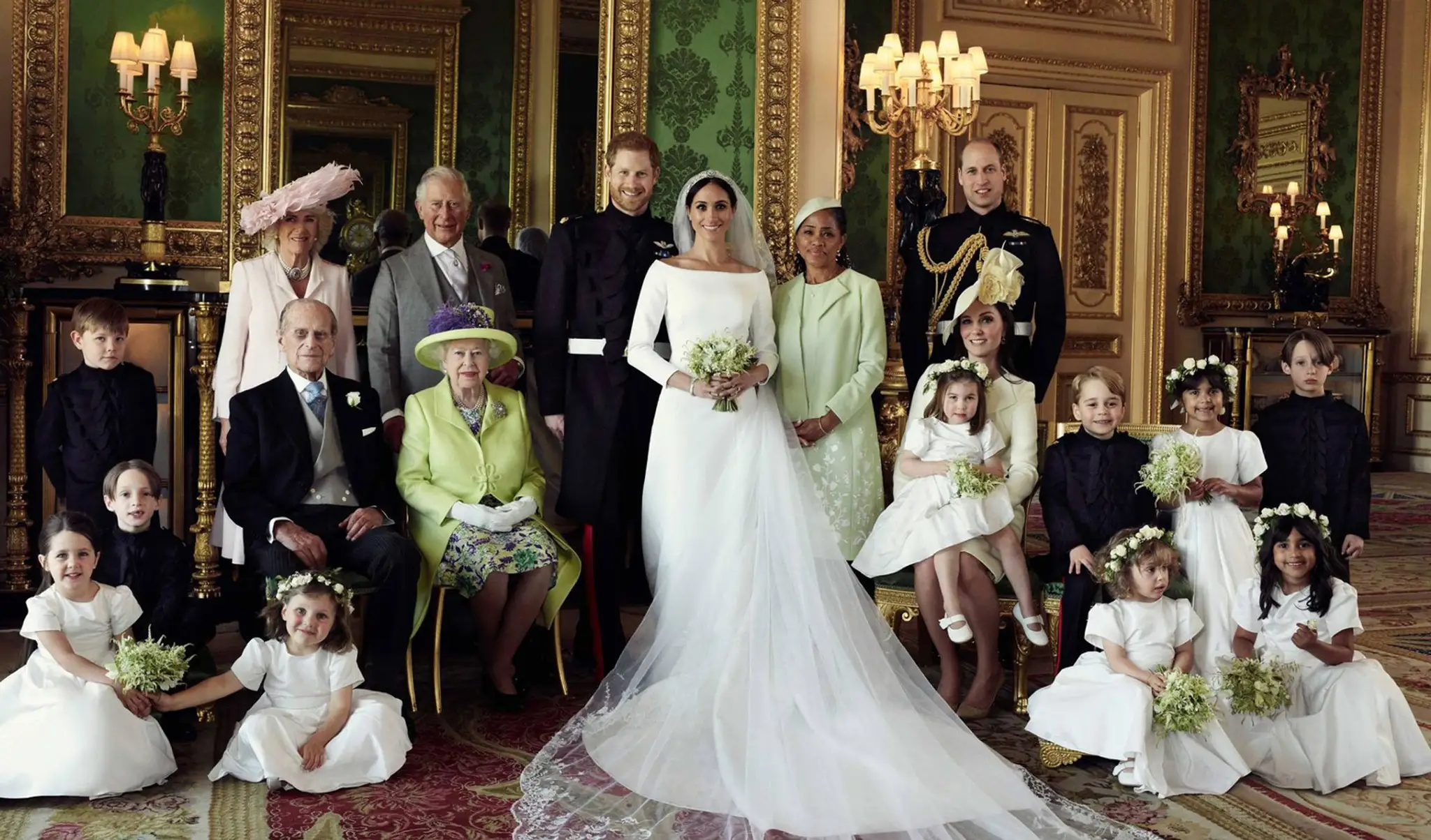 Kráľovský palác zverejnil oficiálne fotografie Harryho a Meghan s rodinou