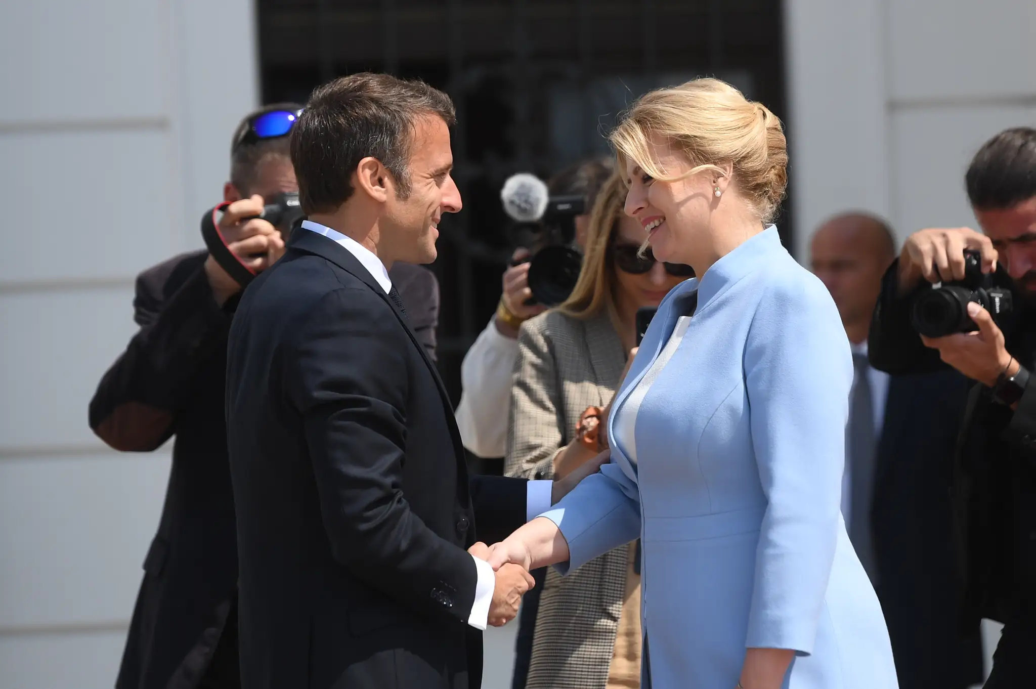 Francúzsky prezident Emmanuel Macron pricestoval na Slovensko.