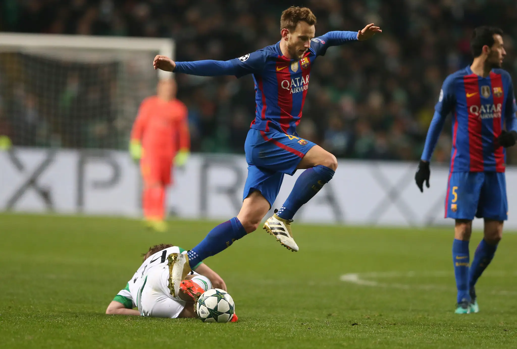 Ivan Rakitič (vpravo) z FC Barcelona preskakuje Stuarta Armstronga zo Celticu Glasgow v zápase LM.